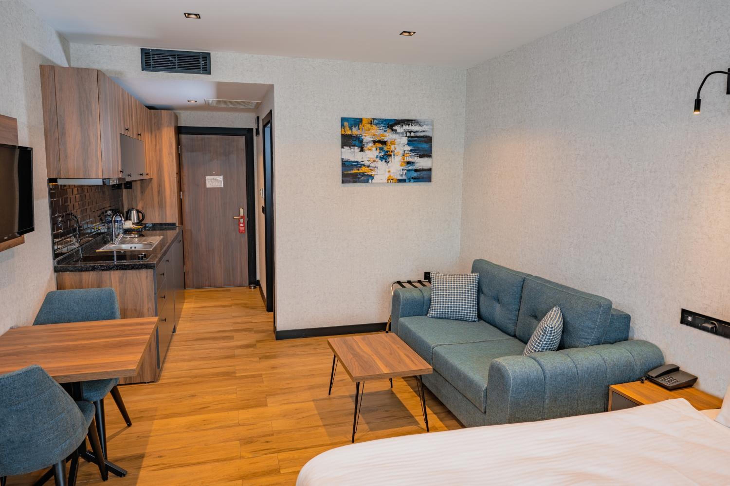 Deluxe Double Room with Balcony photo 2