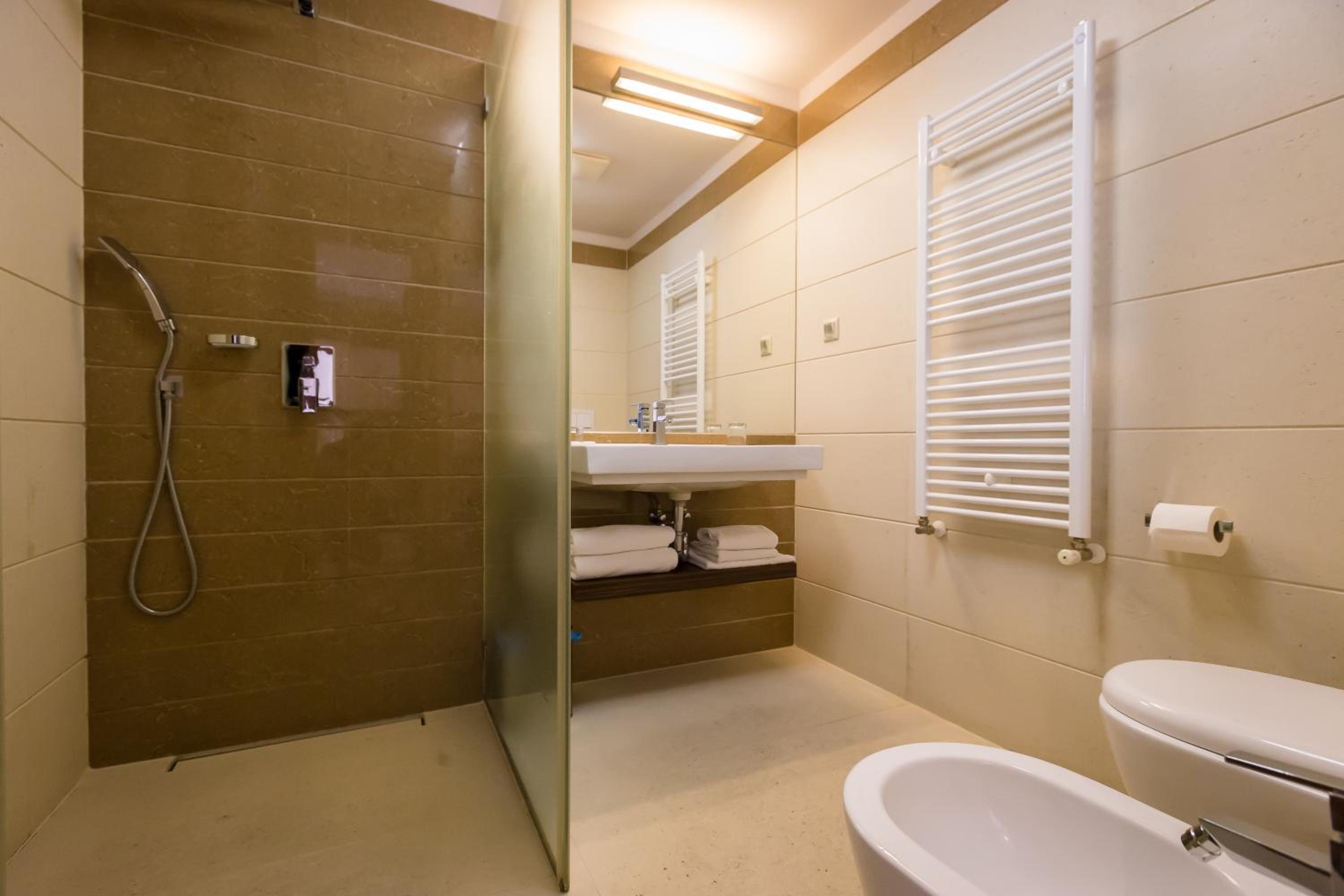 Standard Twin Room with balcony - Photo 7