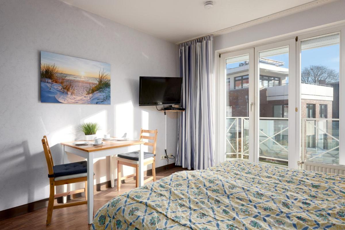 Apartment with Balcony photo 2