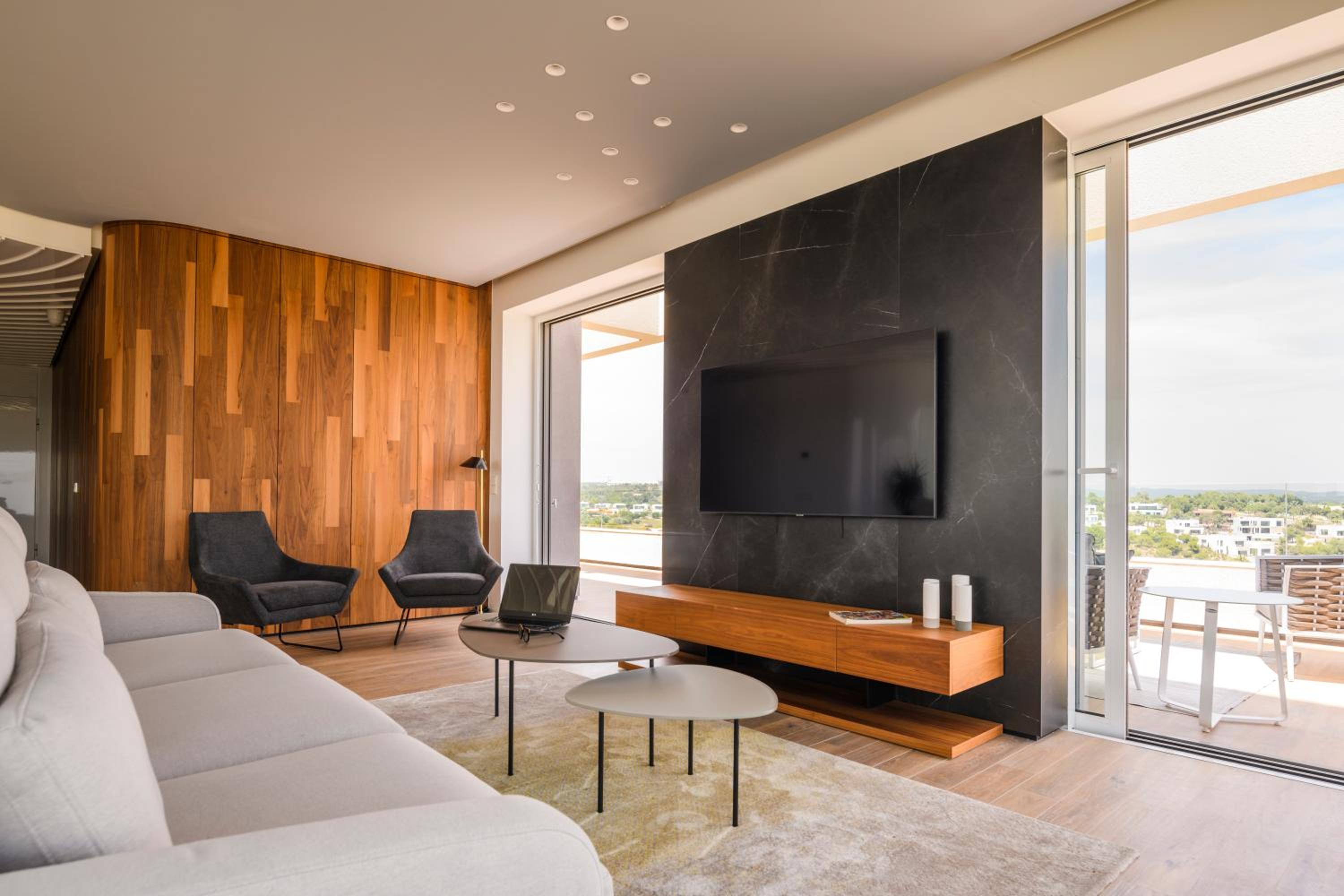 Three-Bedroom Apartment - Penthouse photo 2
