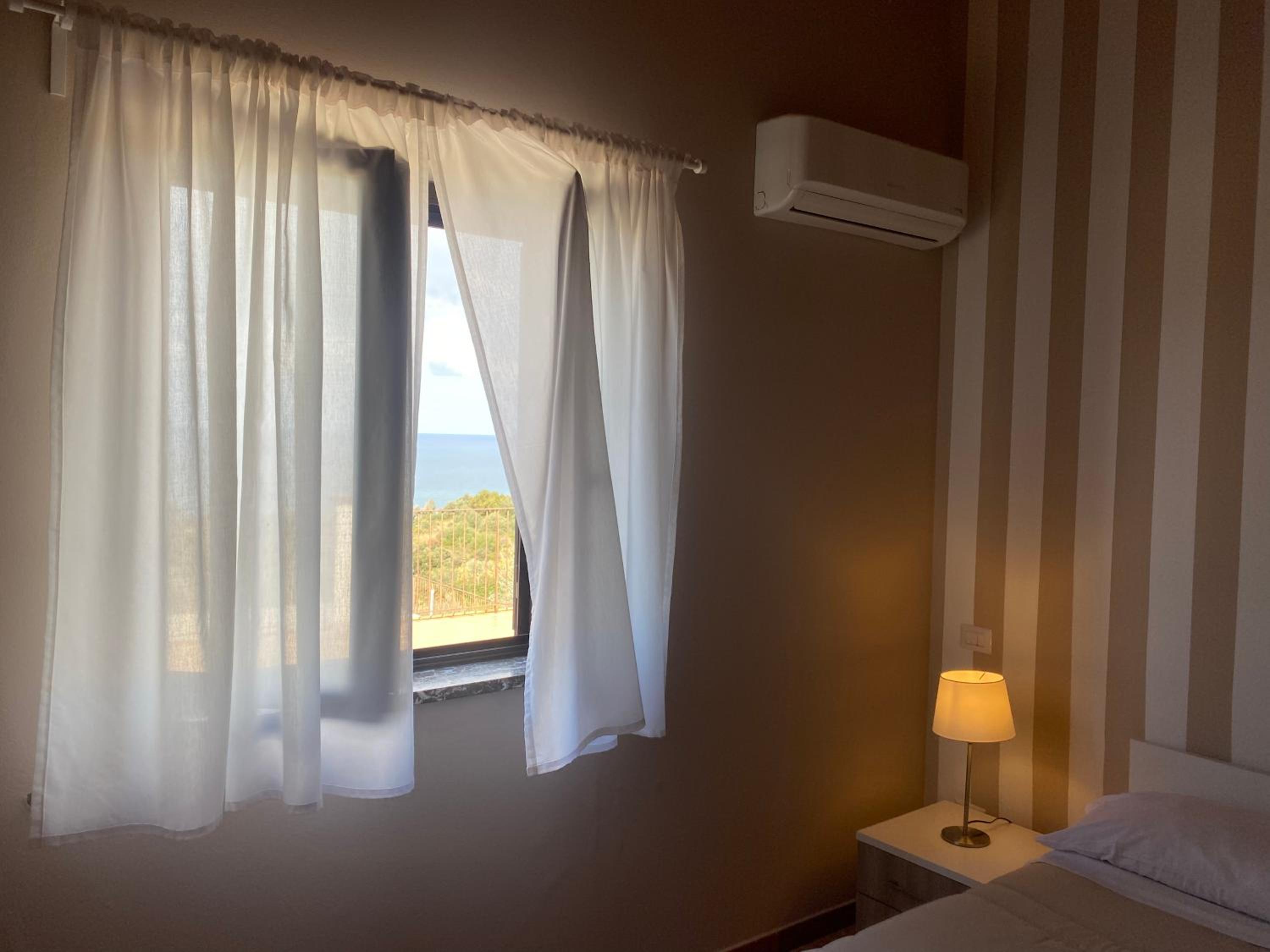 Deluxe Room - Photo 3