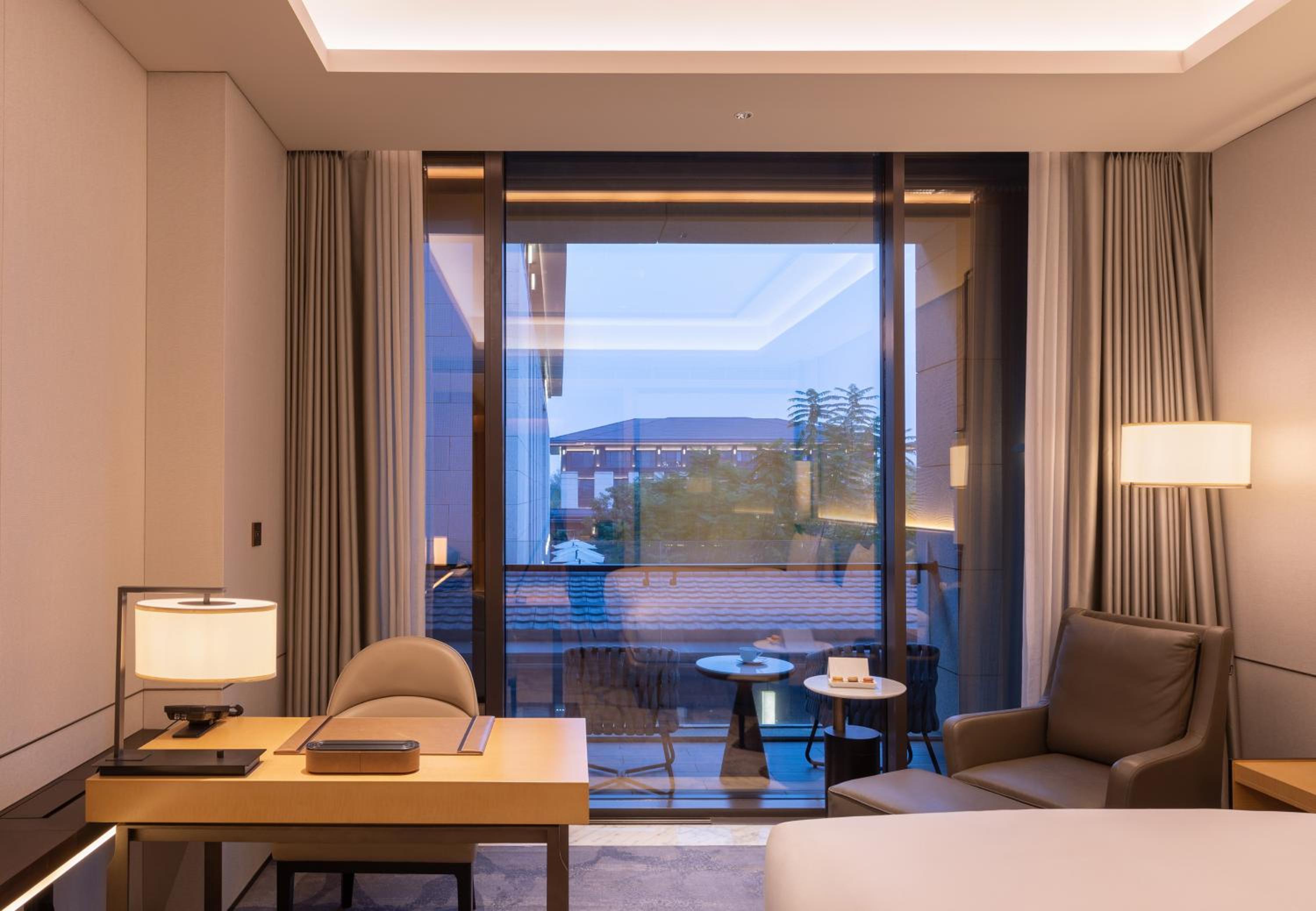 Classic Room with Balcony - Photo 5