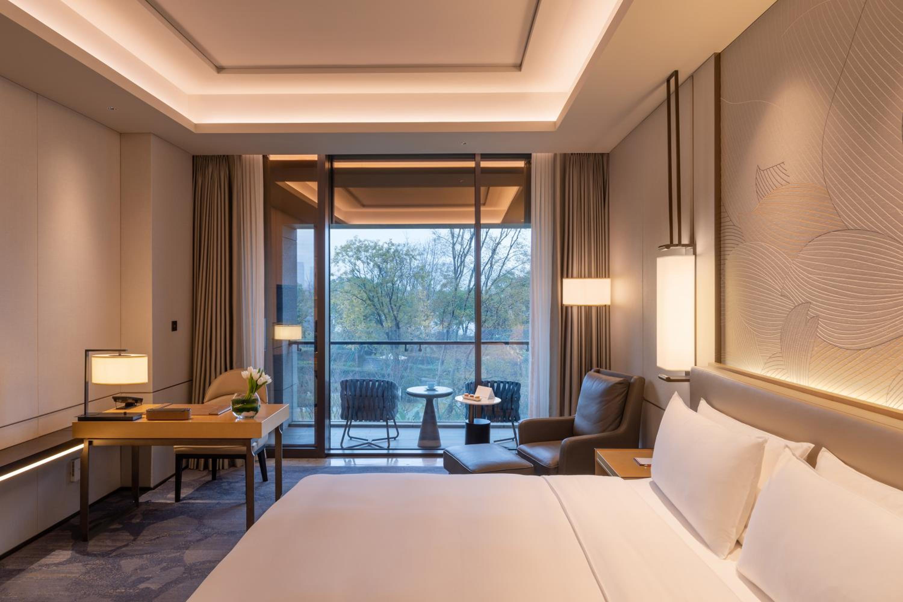 Premium Room with Balcony Garden View - Photo 3