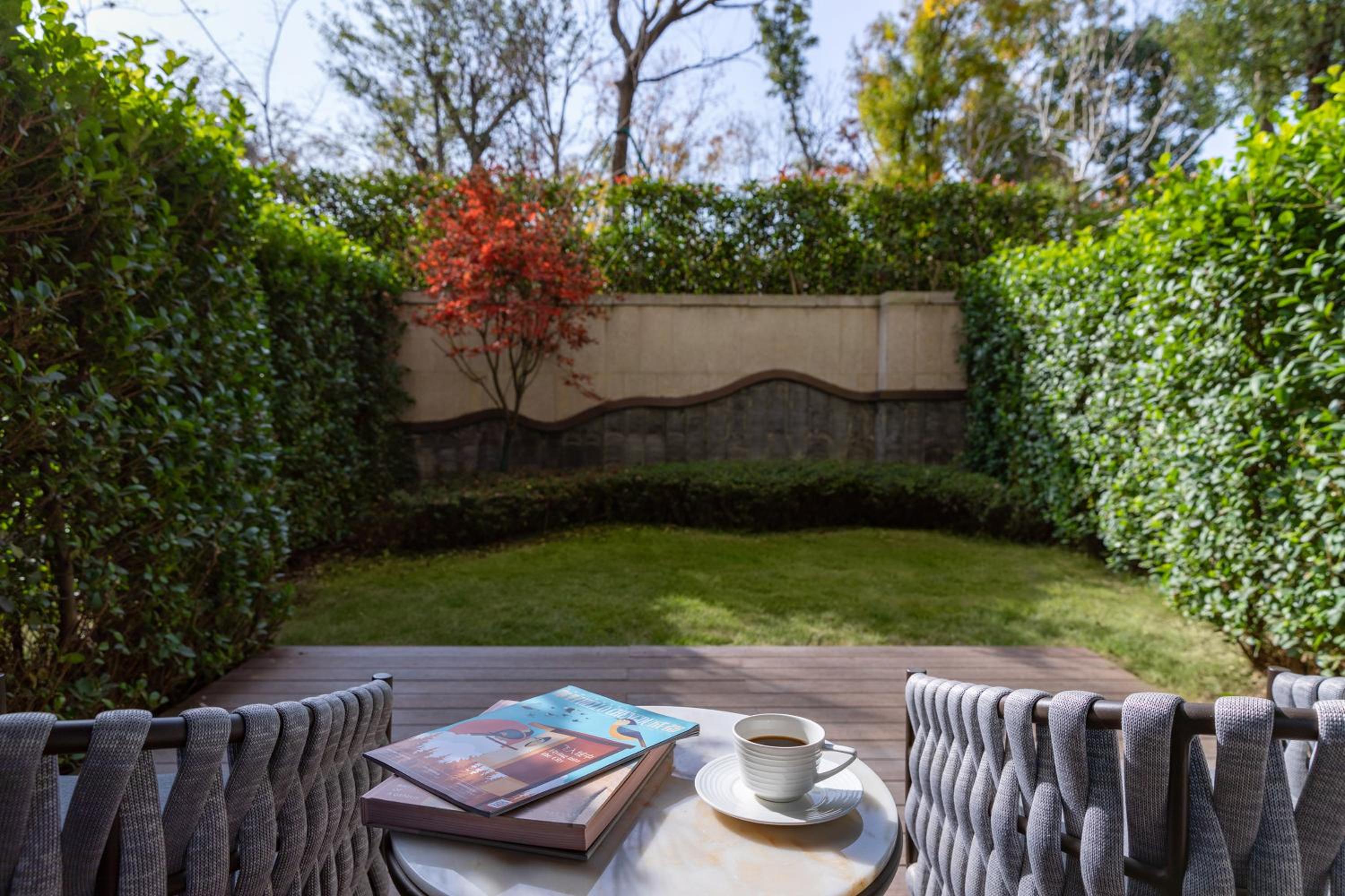 Premium Room with Garden - Photo 11