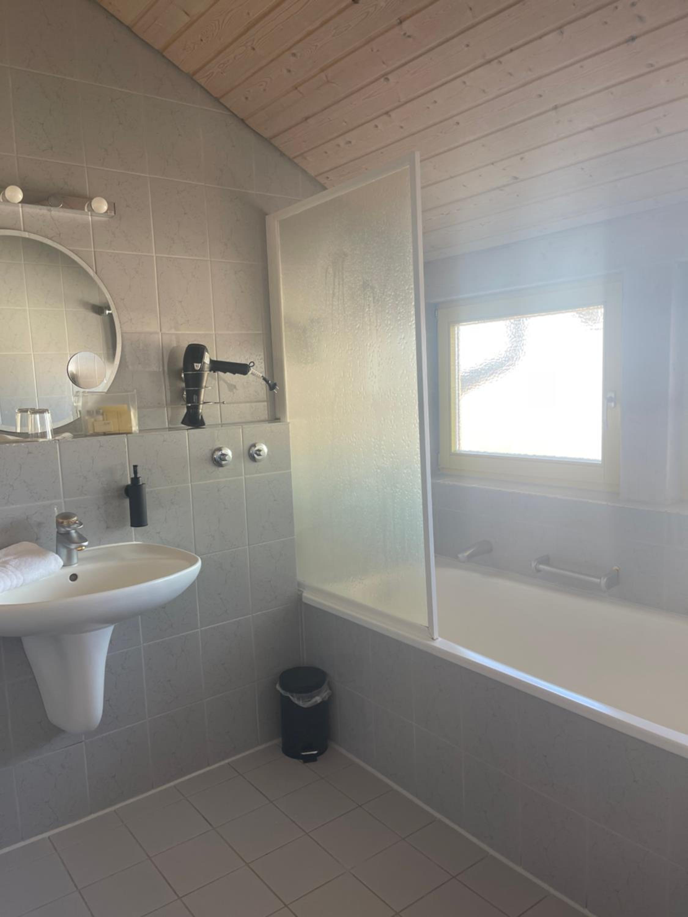 Single Room with Bath photo 2