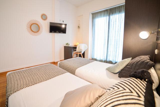 Twin Room with Balcony - Photo 4