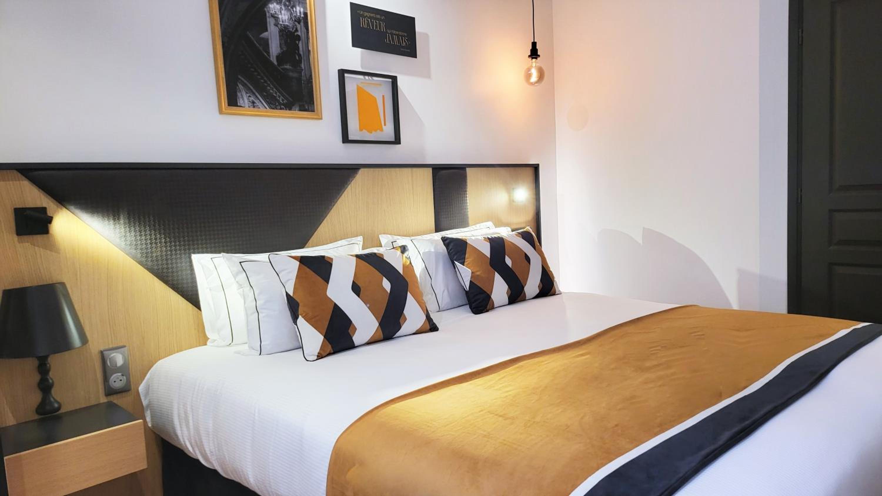 Superior Double Room thumbnail 6
