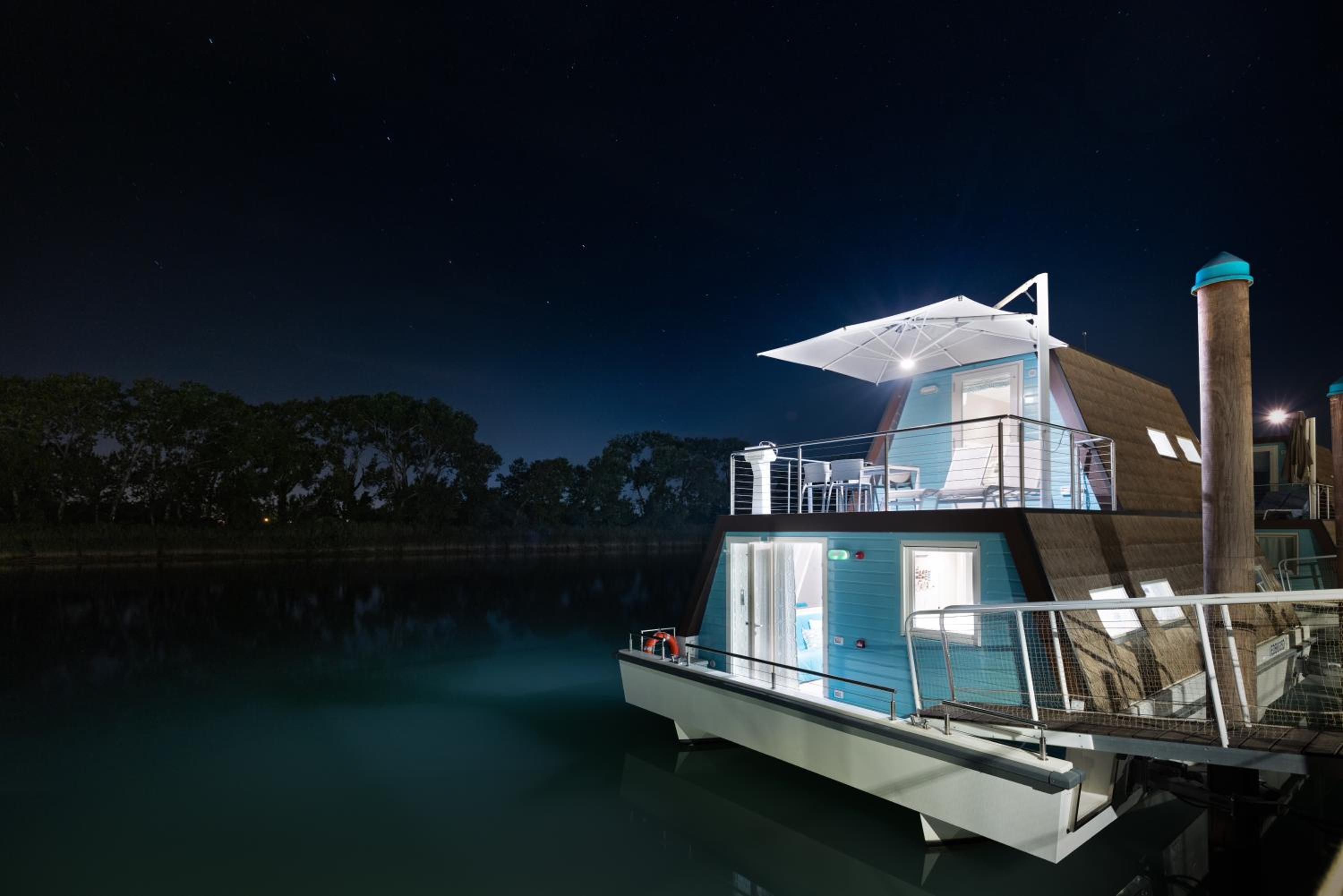 Houseboat with River View - Photo 9
