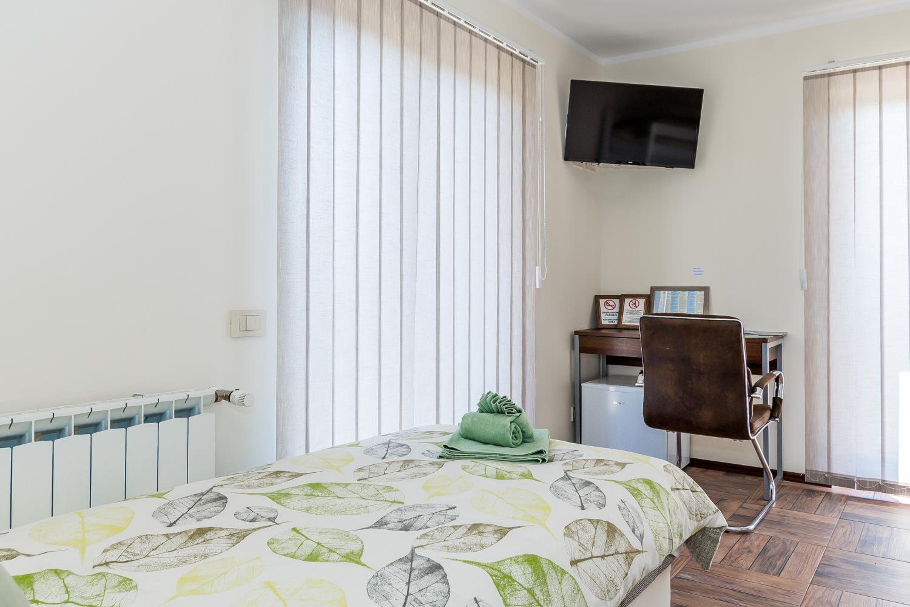 Triple Room with Private Bathroom - Photo 8