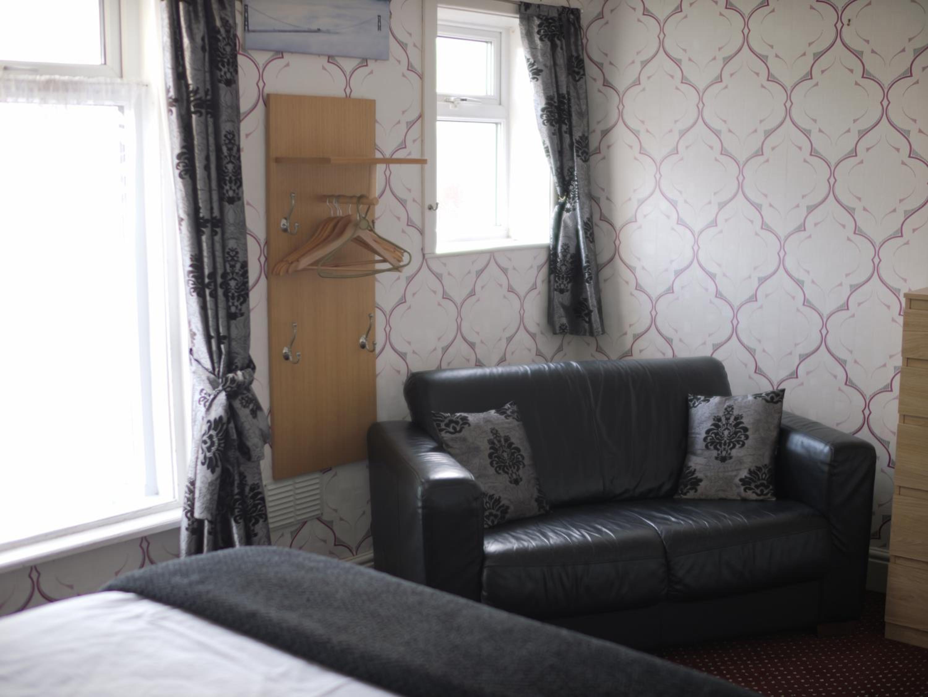 Large Double Room - Photo 2