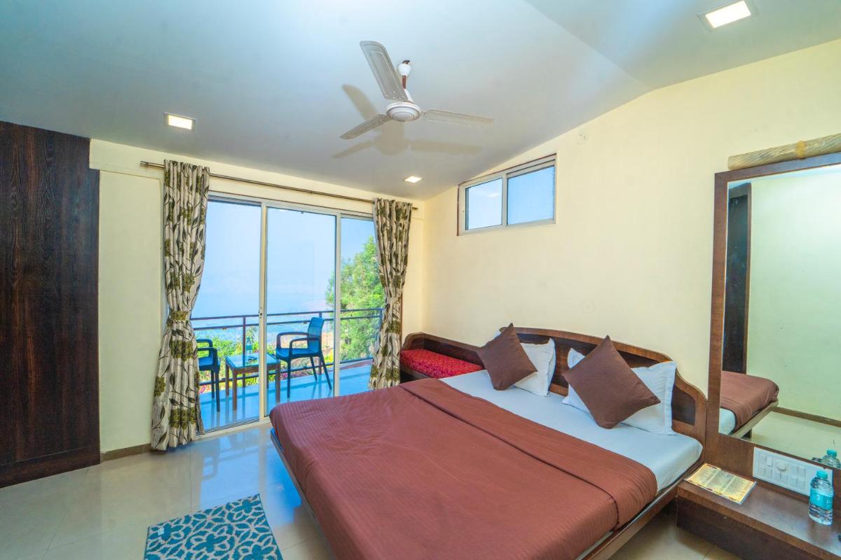 Deluxe Double Room with Balcony photo 3