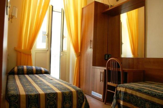Standard Double or Twin Room - Photo 3