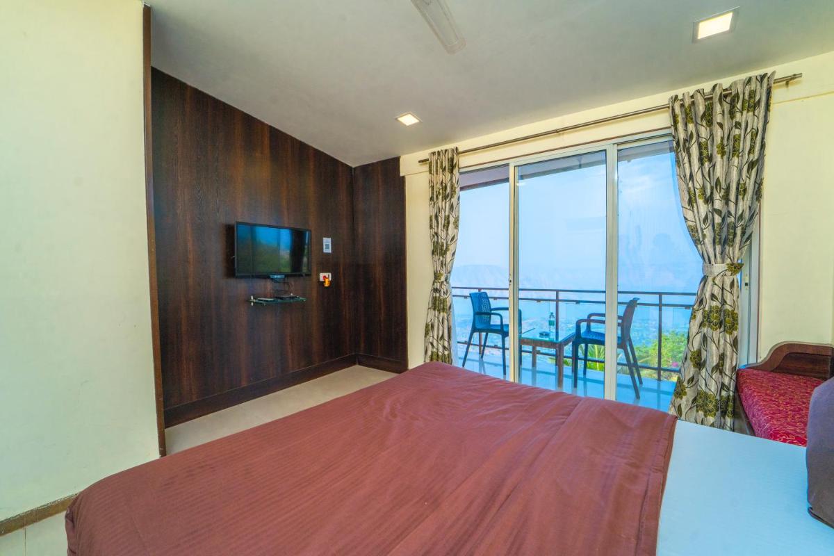 Deluxe Double Room with Balcony photo 2