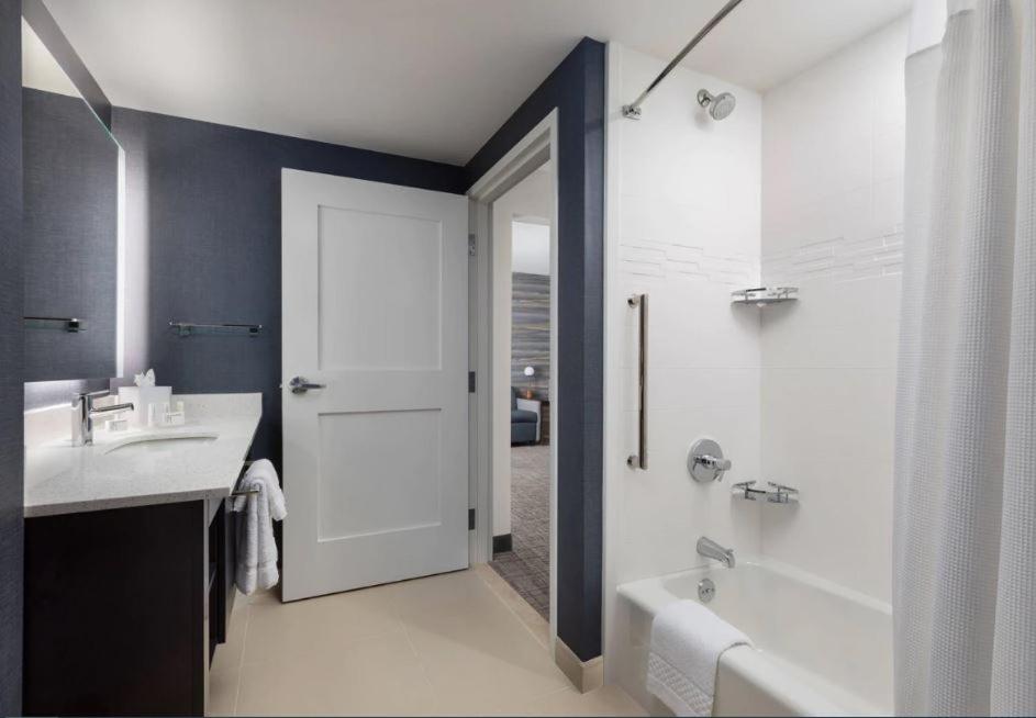 One-Bedroom Suite with Two Queen Beds and Sofa Bed - Photo 5