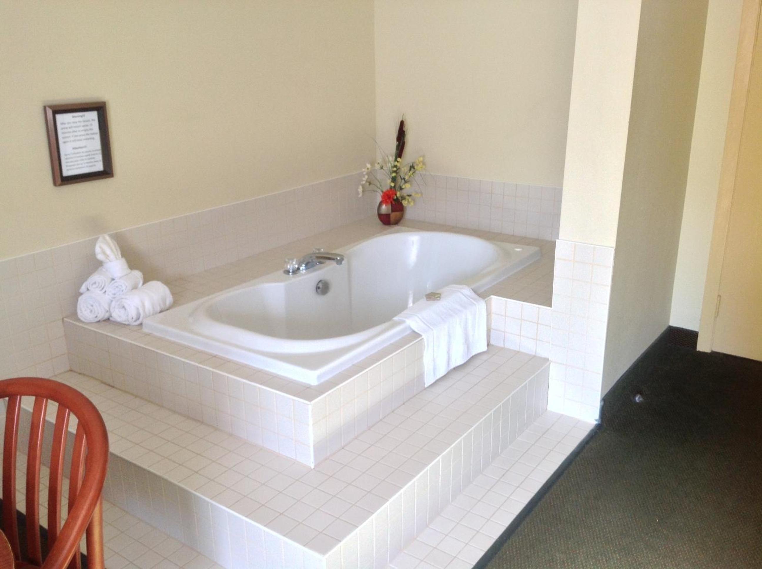 King Suite with Jetted Tub - Non-Smoking photo 3
