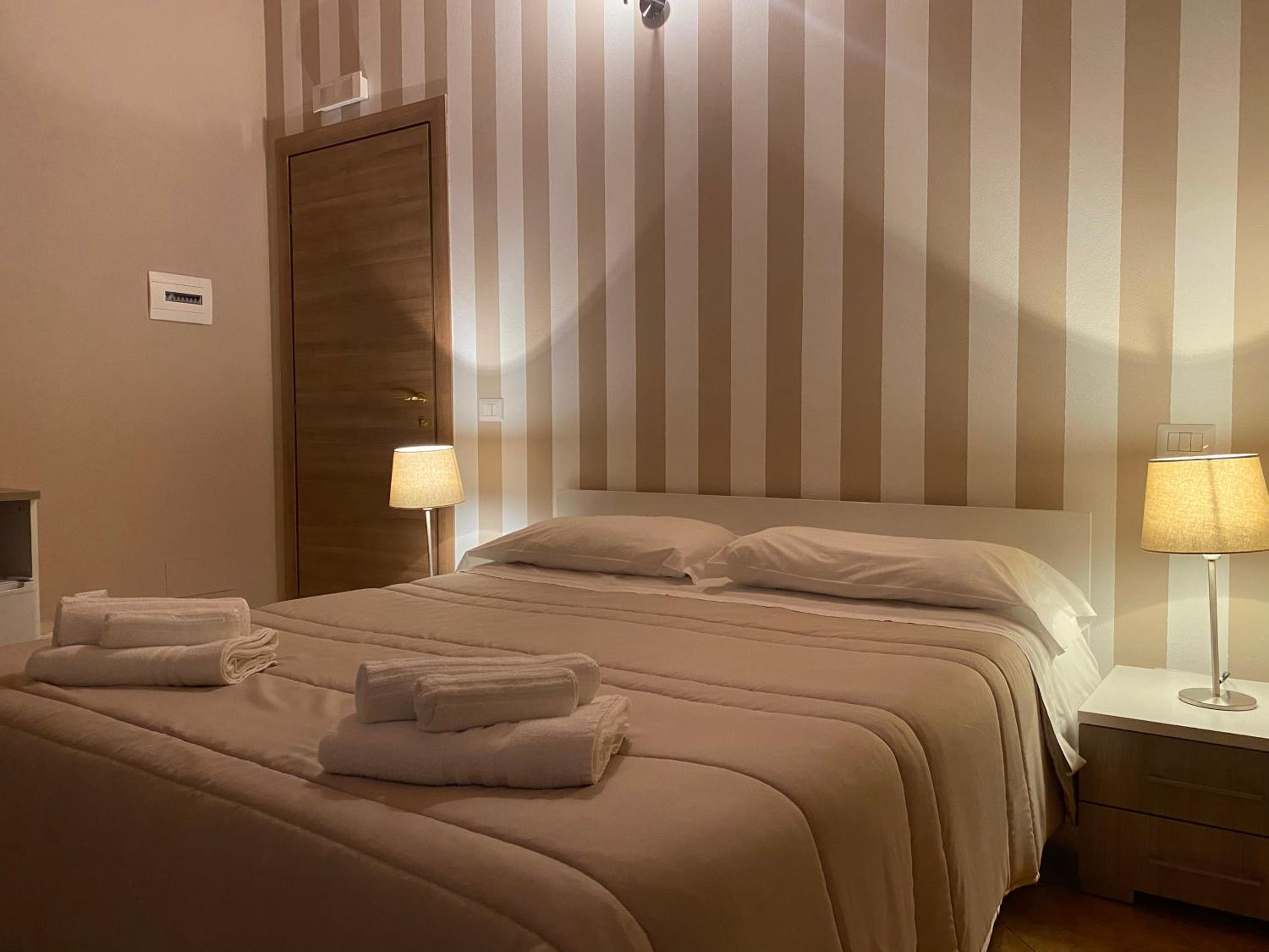Deluxe Room (2 Adults + 1 Child) - Photo 1