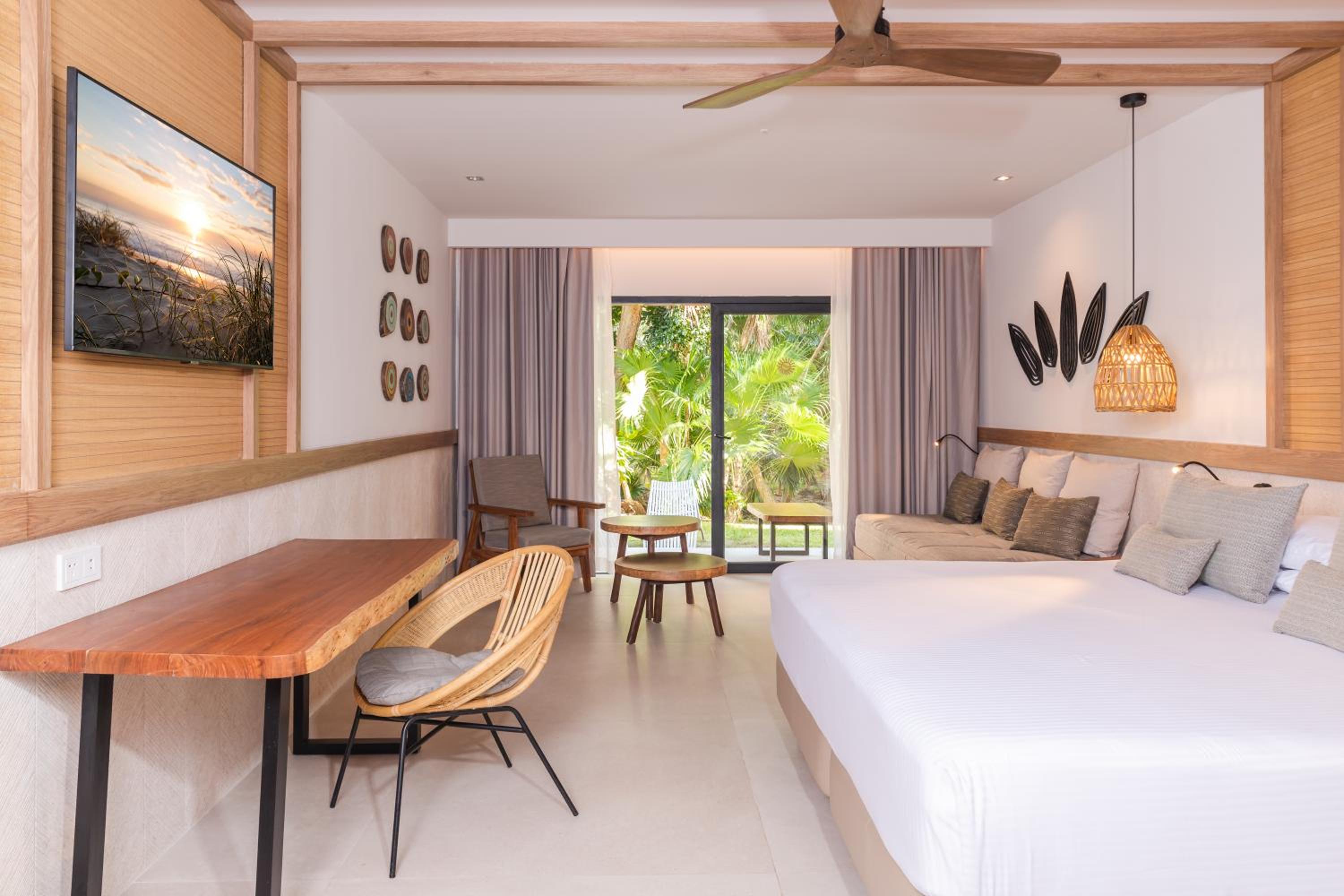 Junior Suite Deluxe Swim Up (1 Adult)