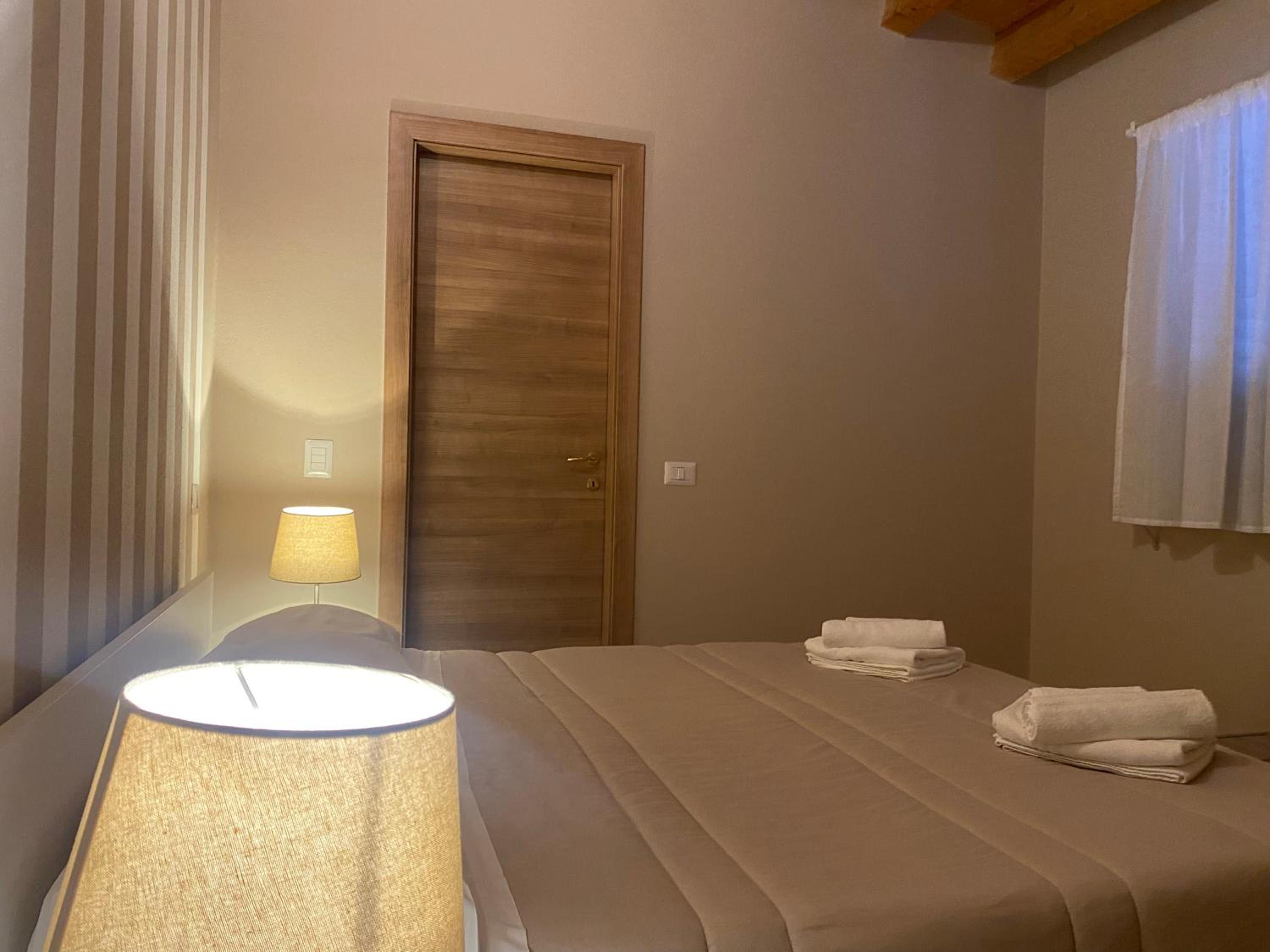Deluxe Room (2 Adults + 1 Child) - Photo 4