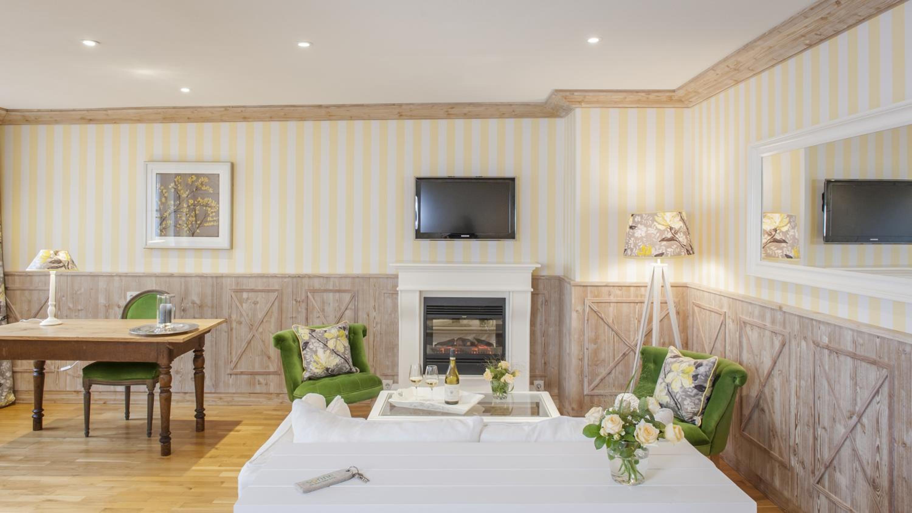 Suite - Photo 1