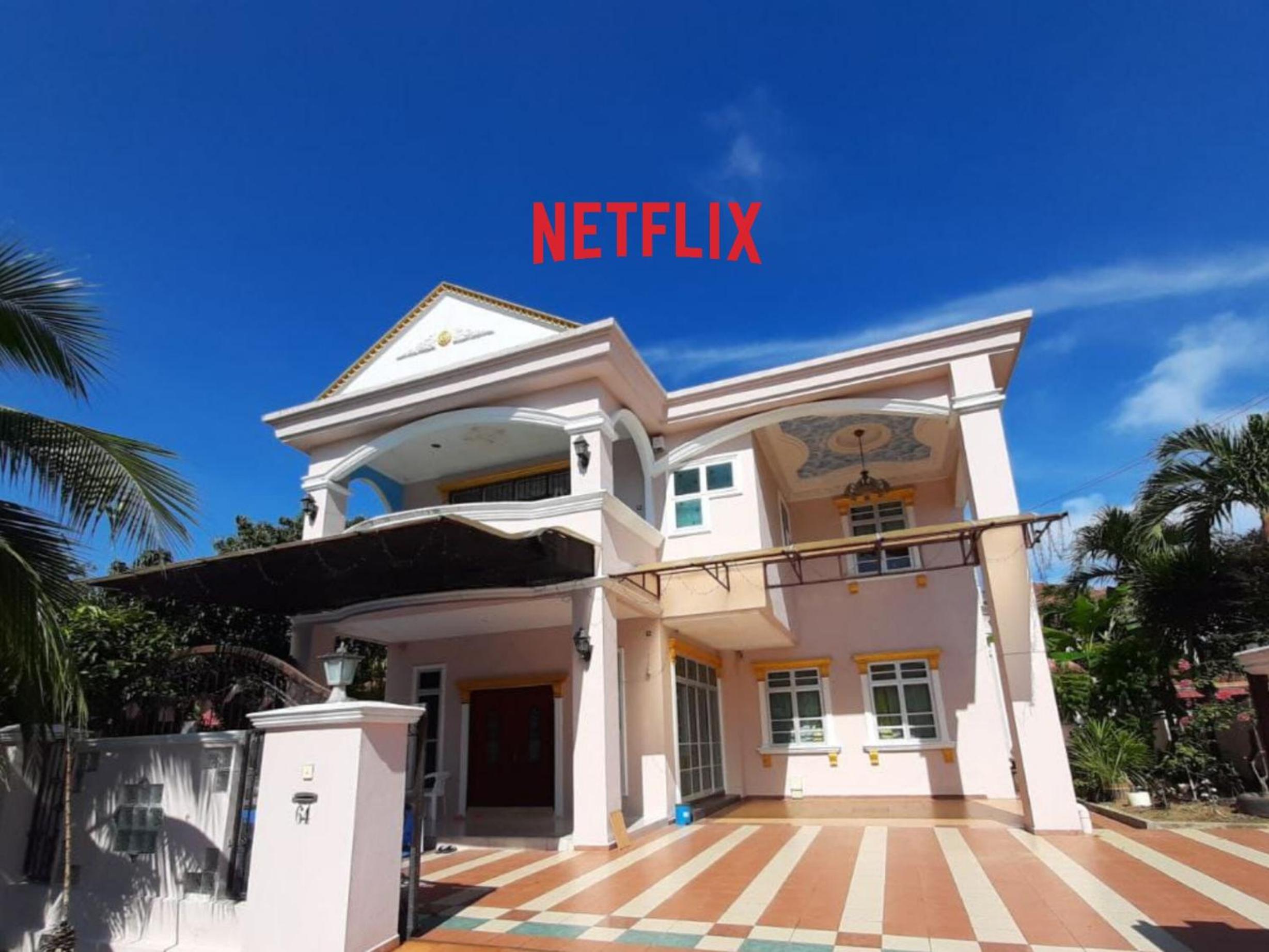 Six-Bedroom House photo 1