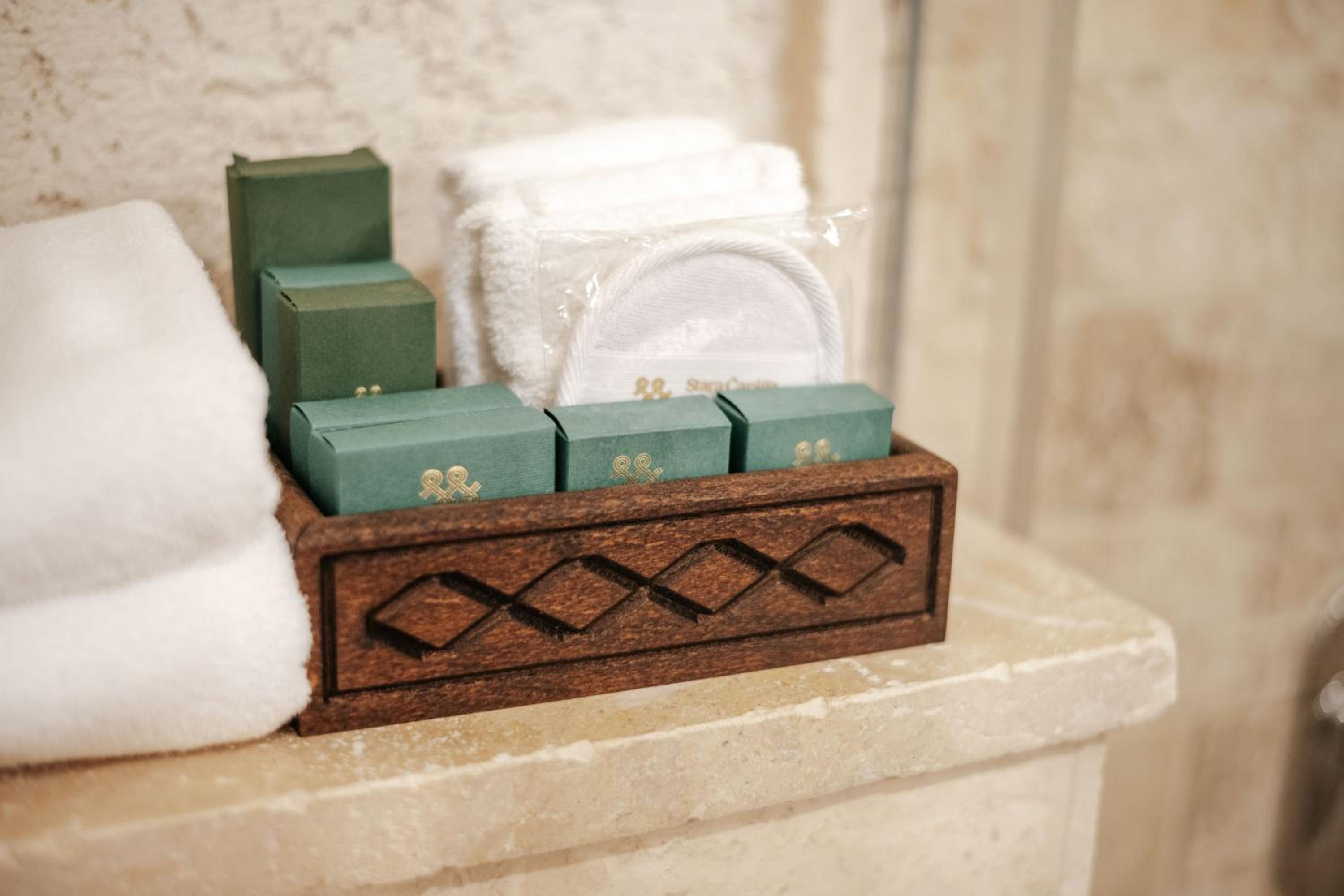Queen Suite with Spa Bath photo 3