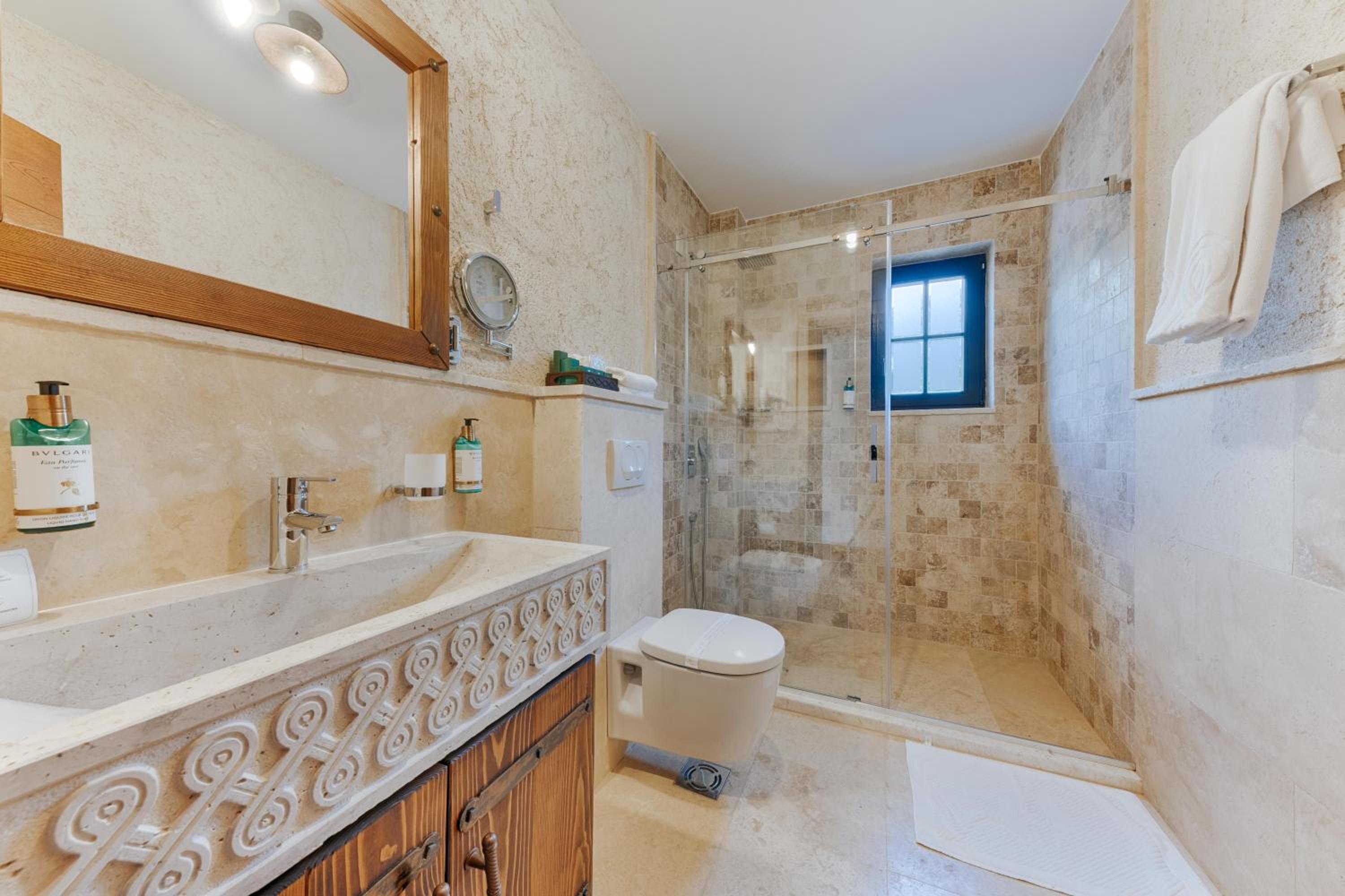 Queen Suite with Spa Bath photo 2