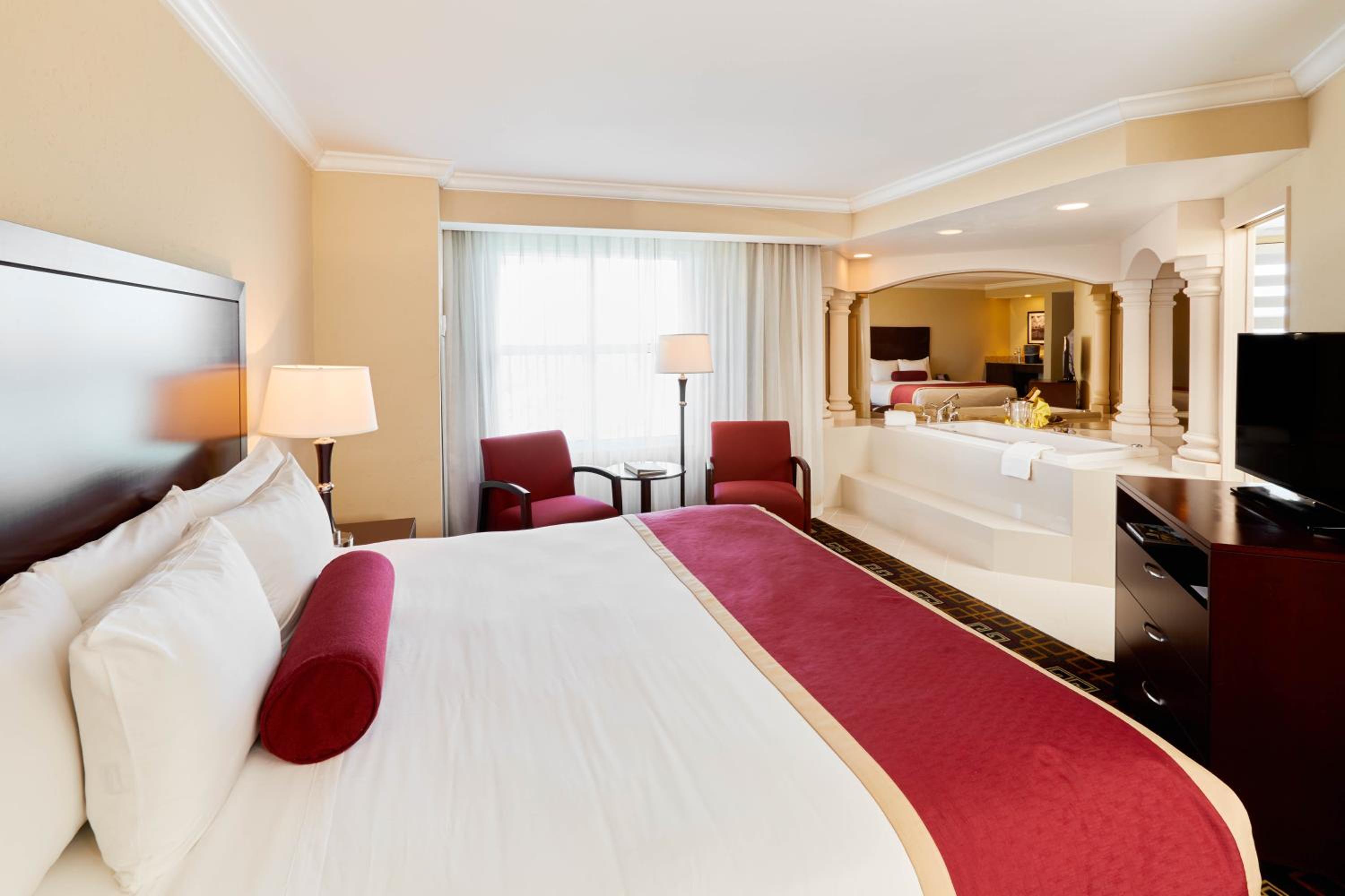 Deluxe Jacuzzi Suite photo 1