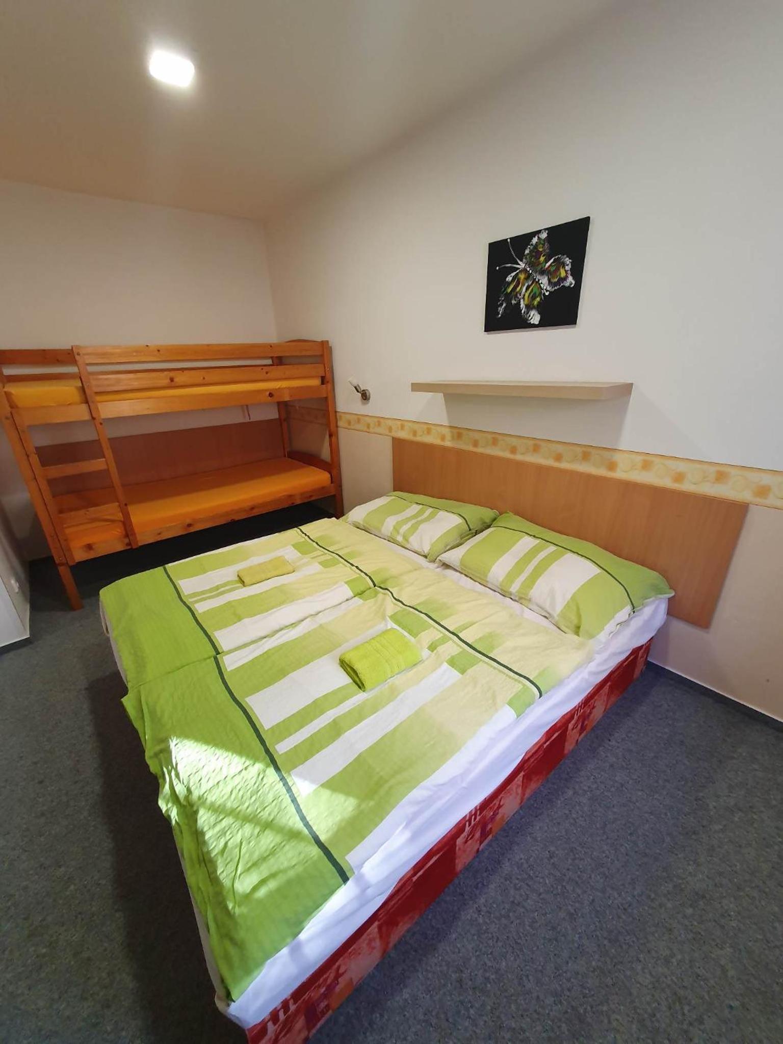 Quadruple Room with Private Bathroom - Photo 9