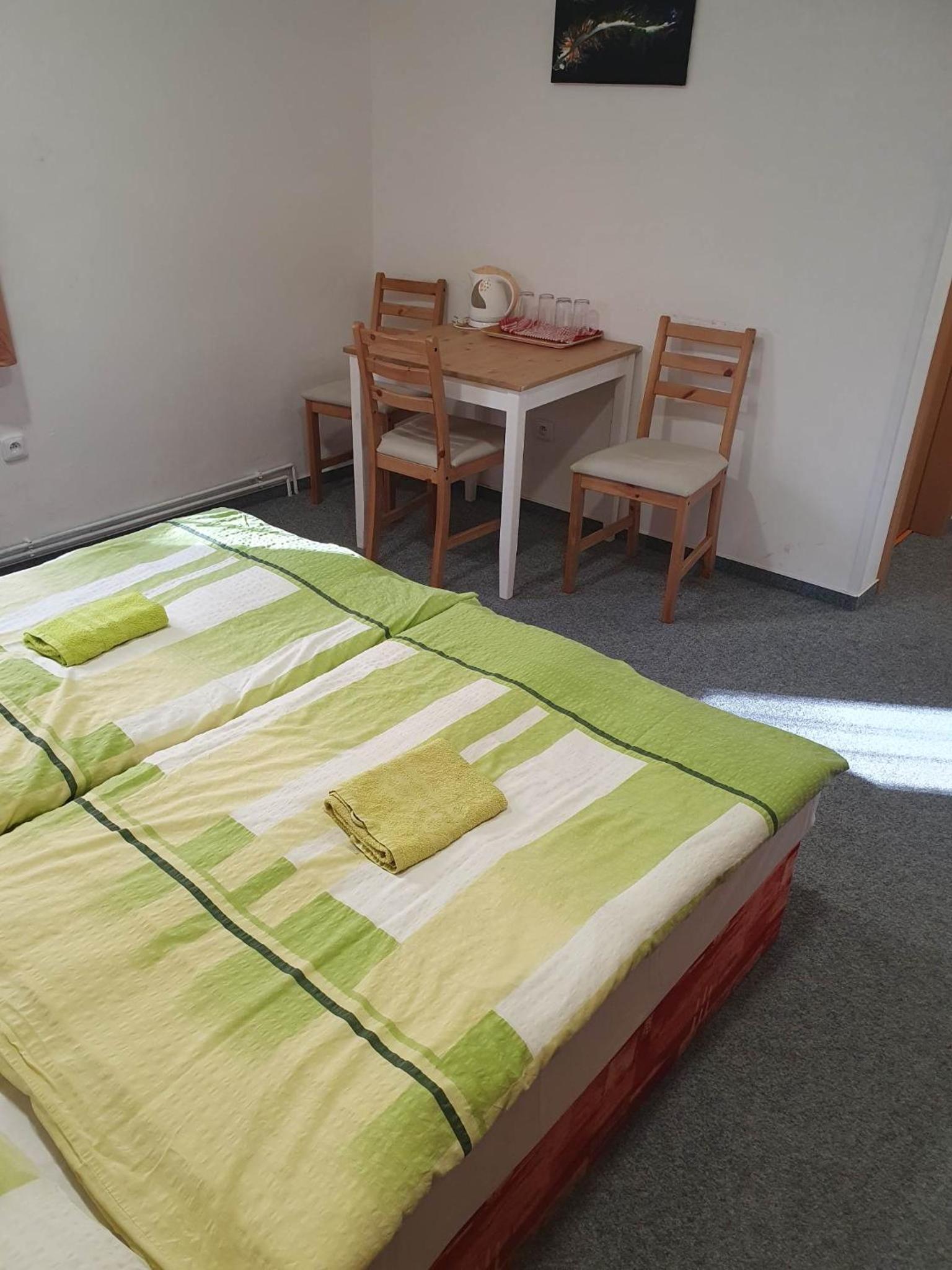 Quadruple Room with Private Bathroom - Photo 10
