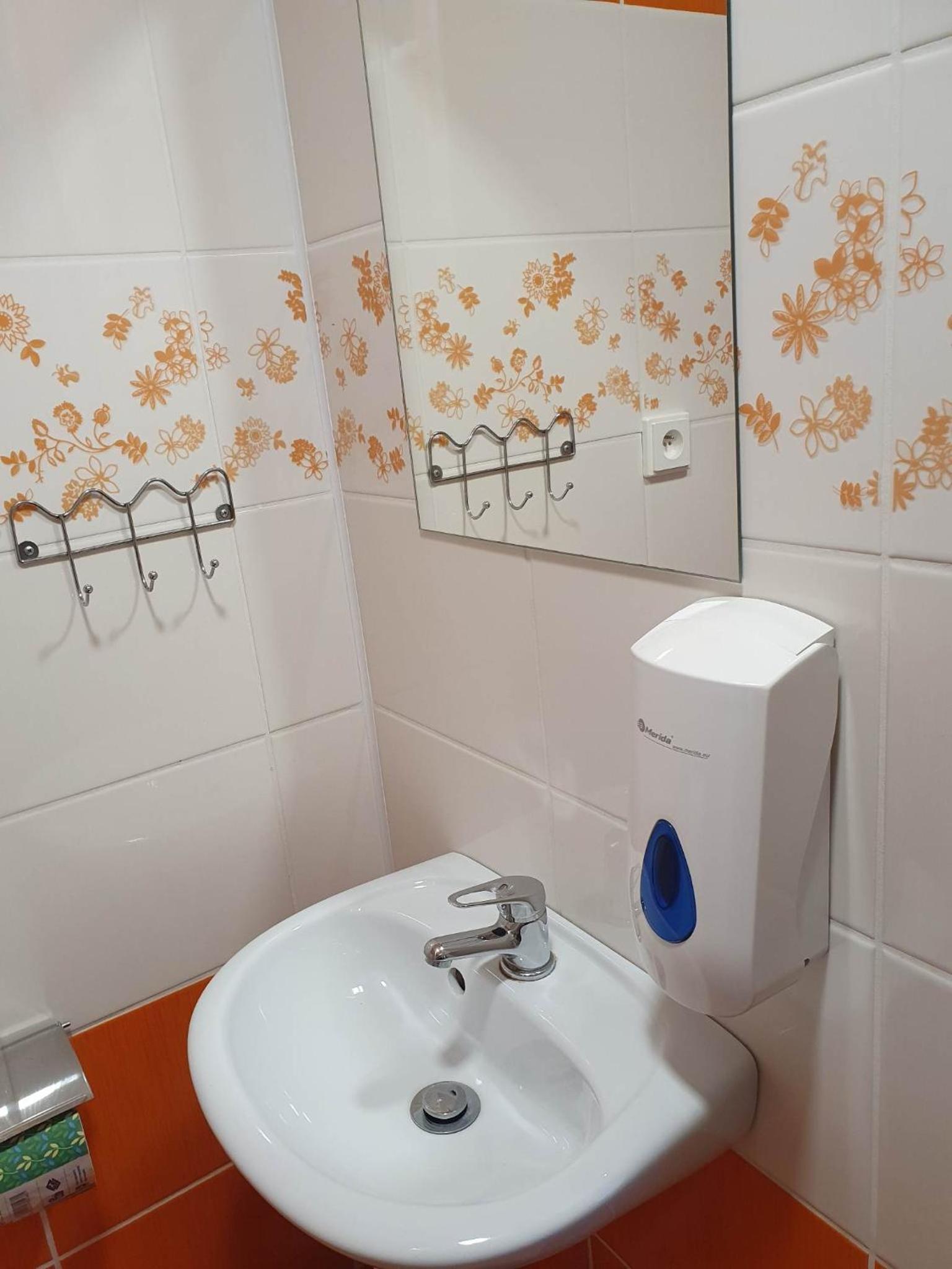 Quadruple Room with Private Bathroom - Photo 12