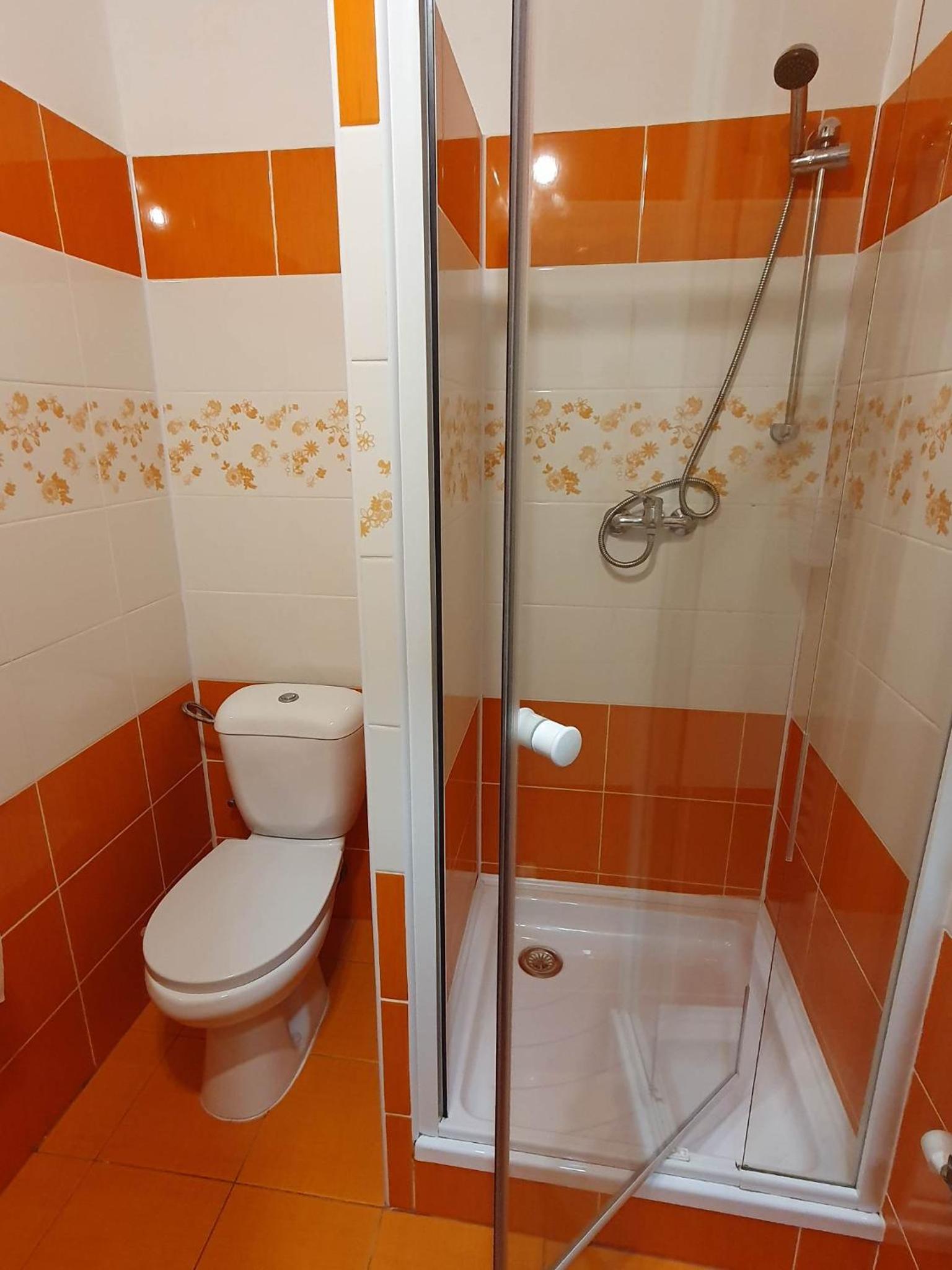 Twin Room with Bathroom - Photo 9