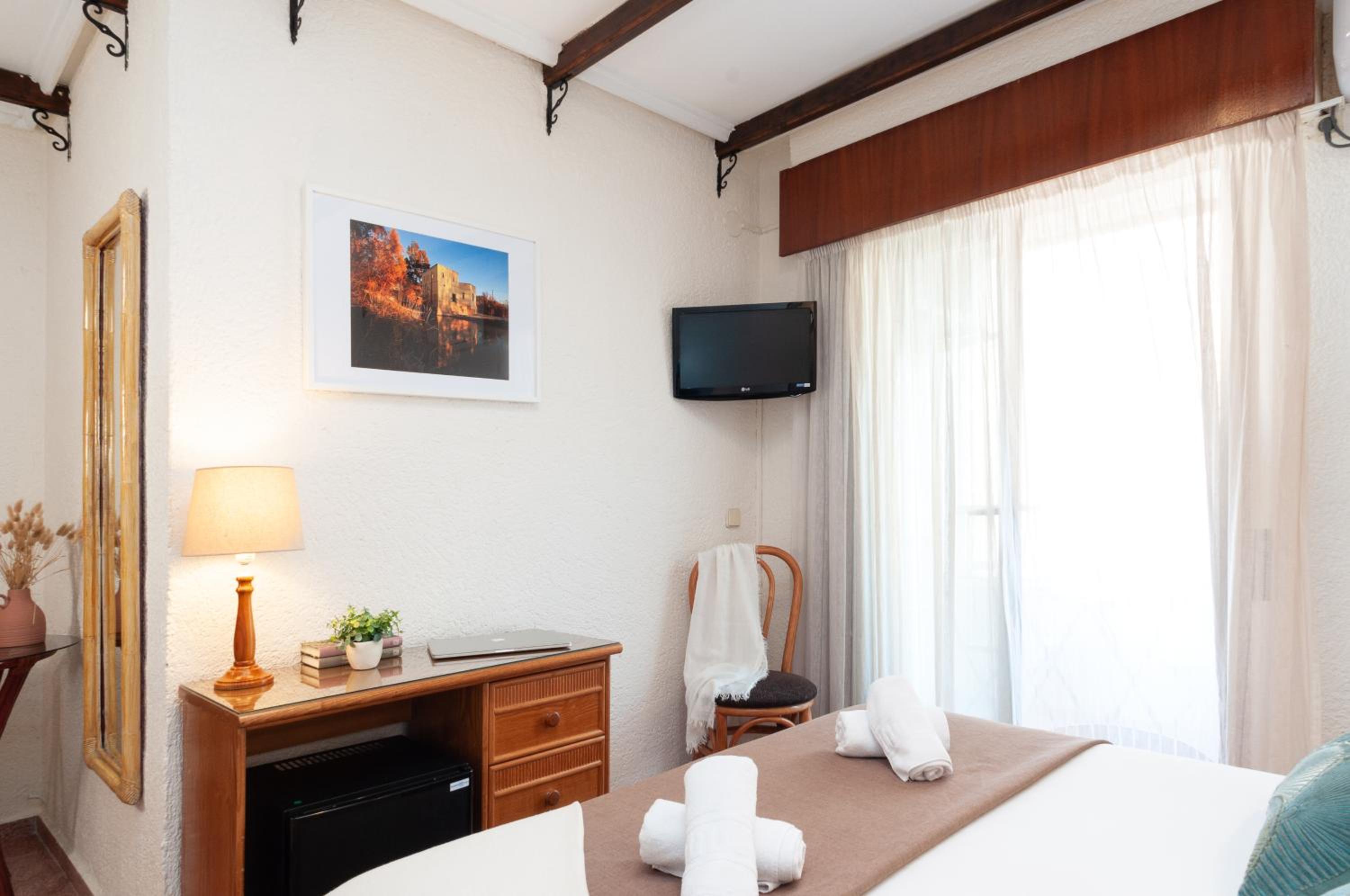 Standard Double Room - Photo 8