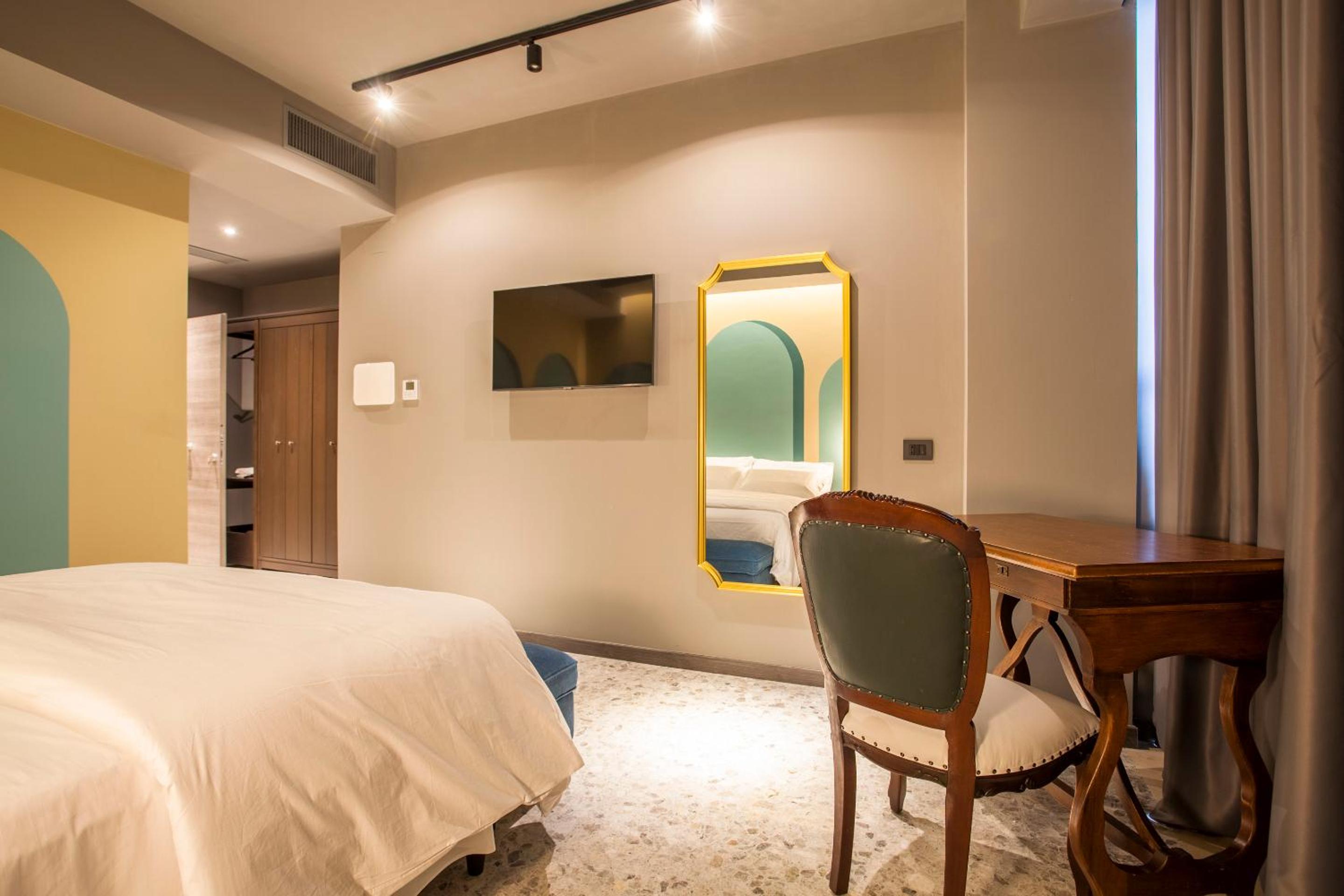 Deluxe King Room photo 2