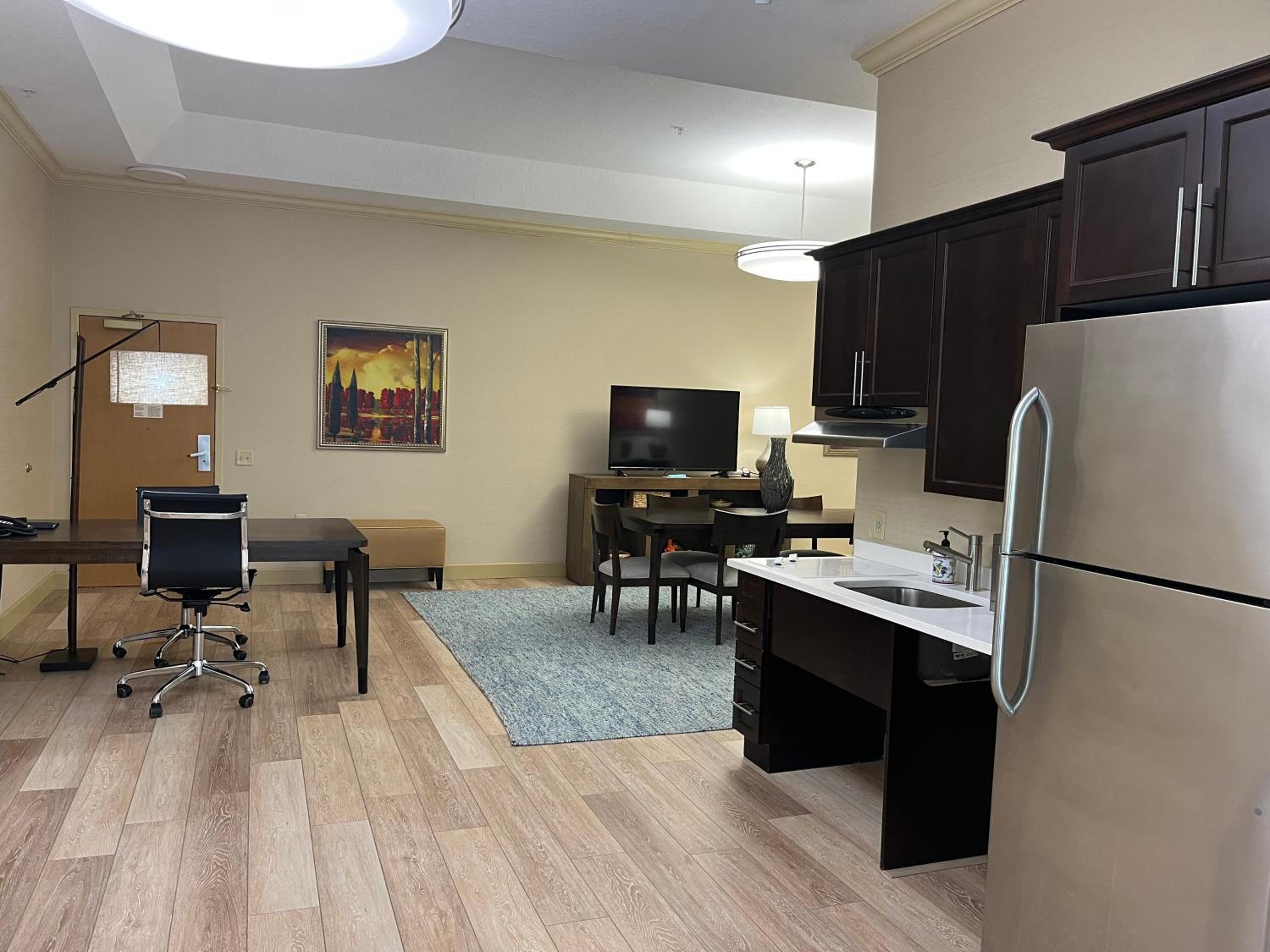 Presidential King Suite with Roll-in Shower - Mobility and Hearing Access/Non-Smoking photo 3