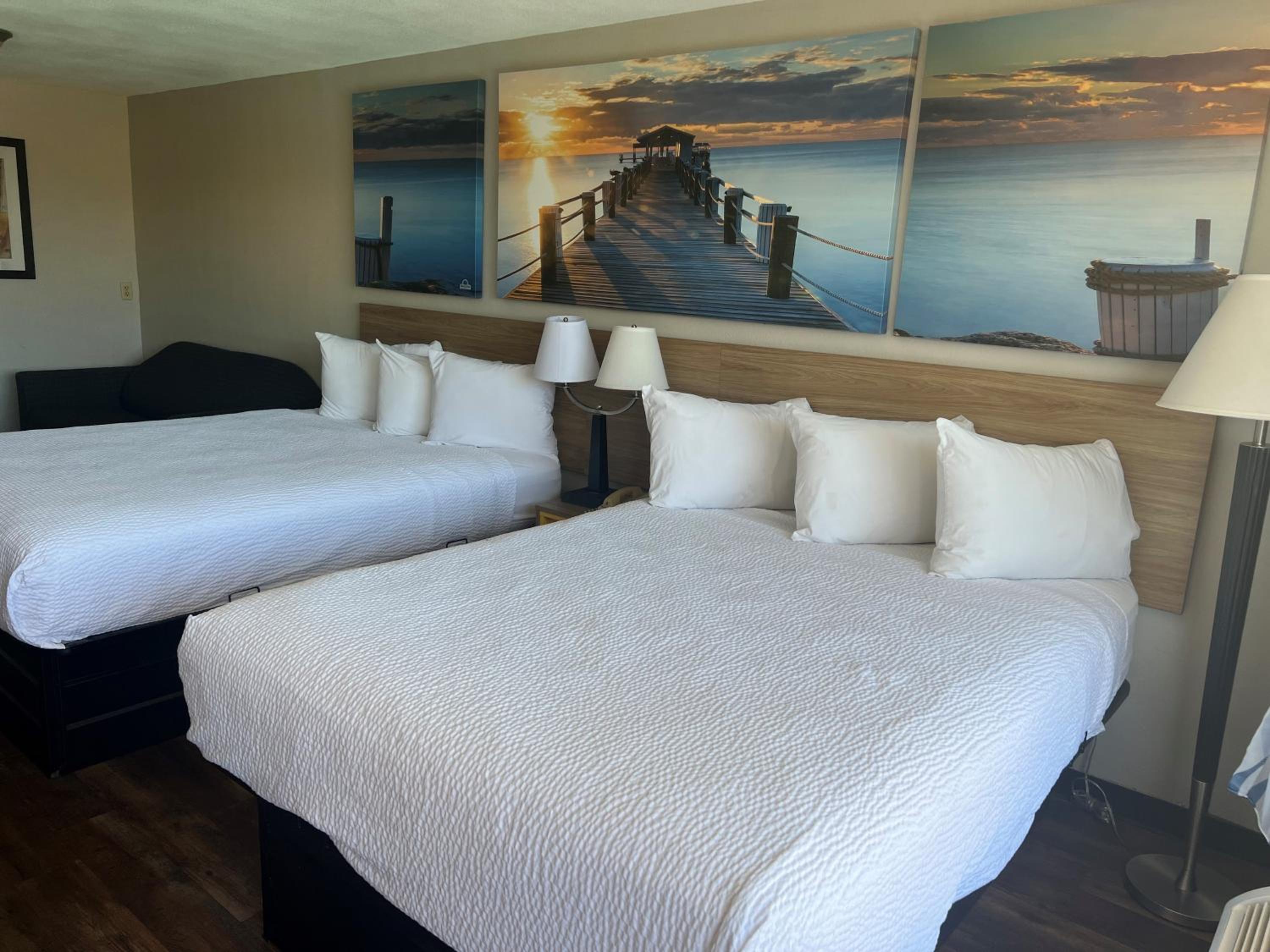 Queen Room with Two Queen Beds - Non-Smoking - Photo 6