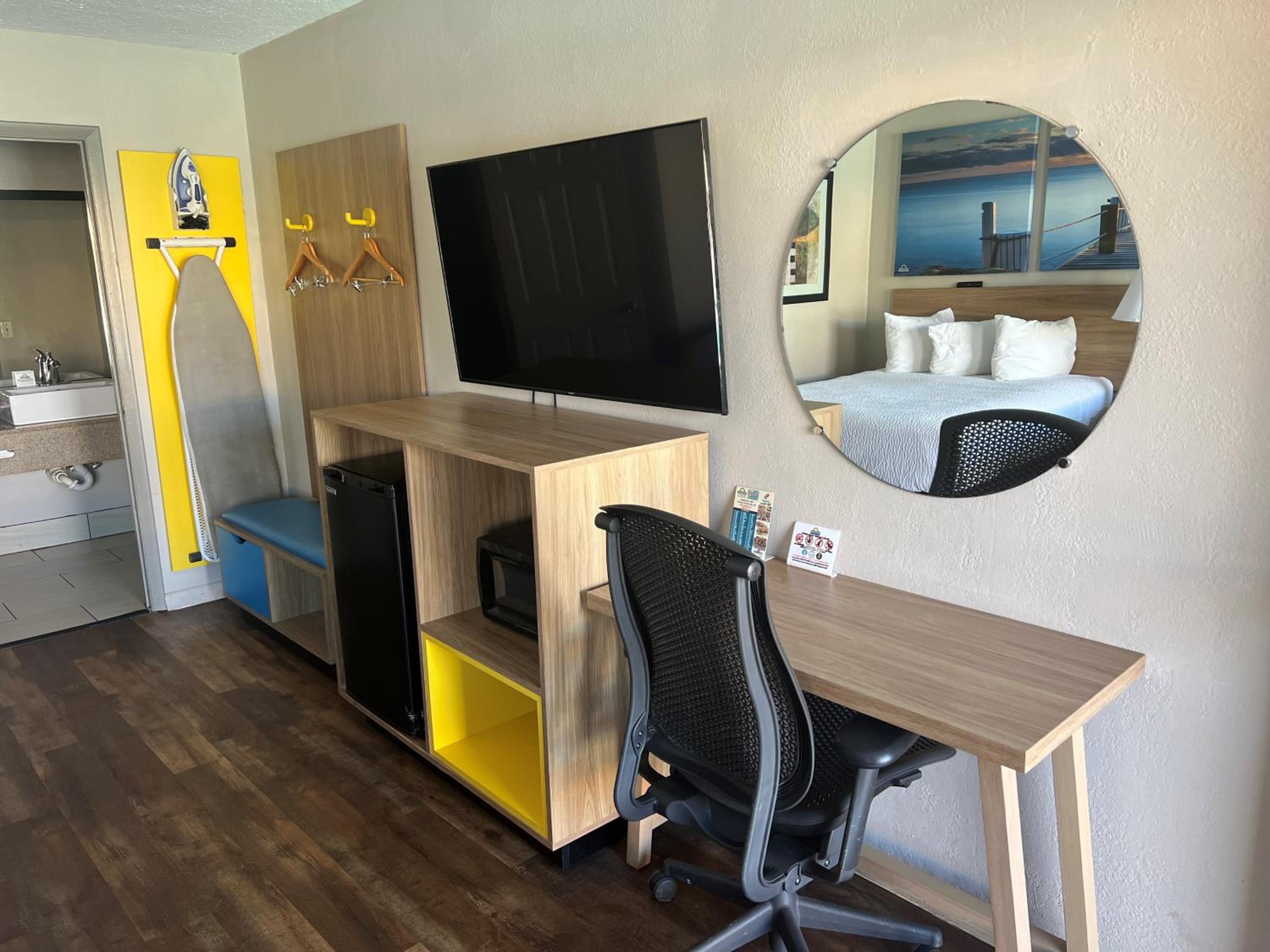 King Room - Non-Smoking - Photo 12