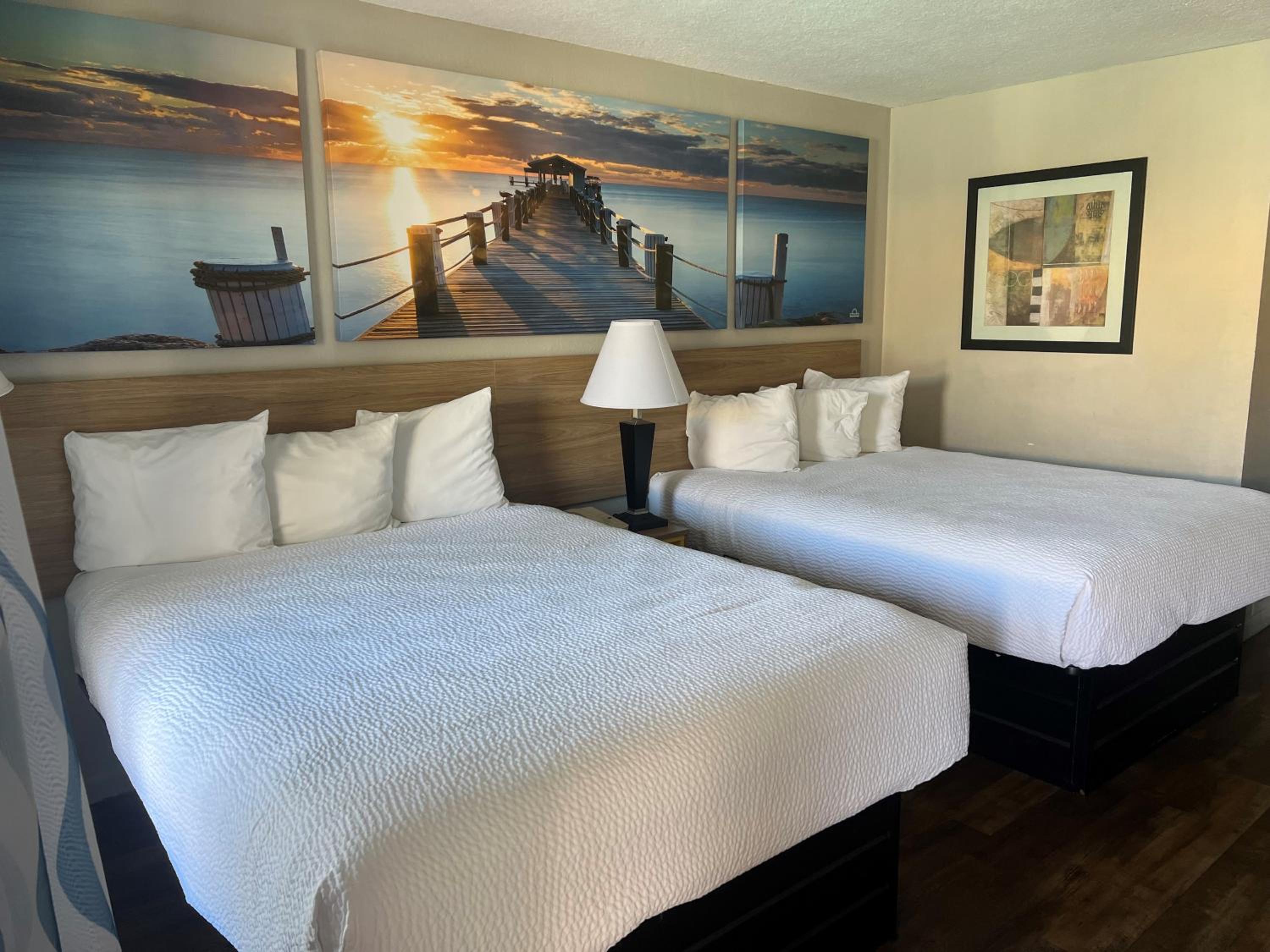 Deluxe Queen Room with Two Queen Beds - Non-Smoking - Photo 6