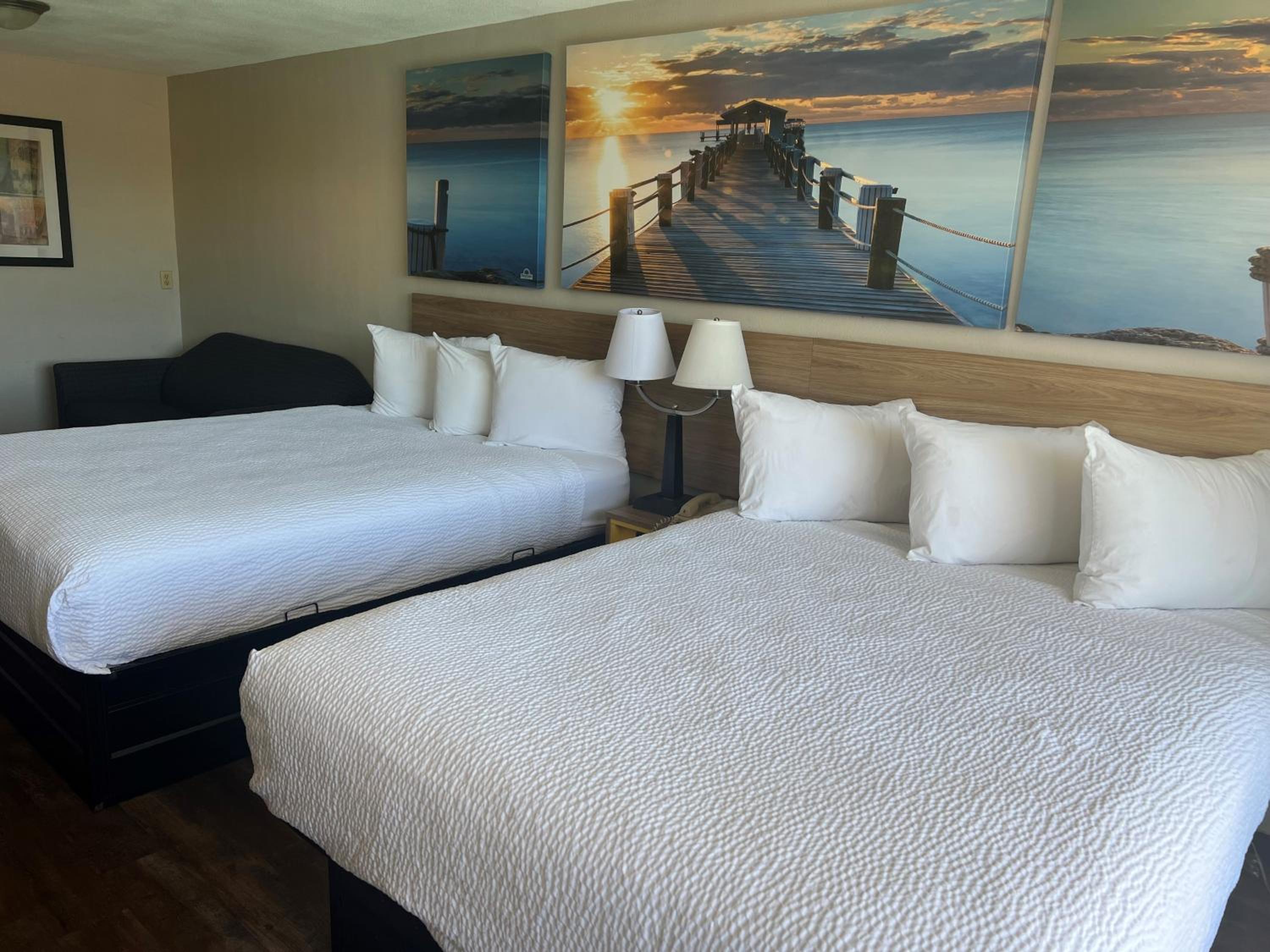 Queen Room with Two Queen Beds - Non-Smoking - Photo 3