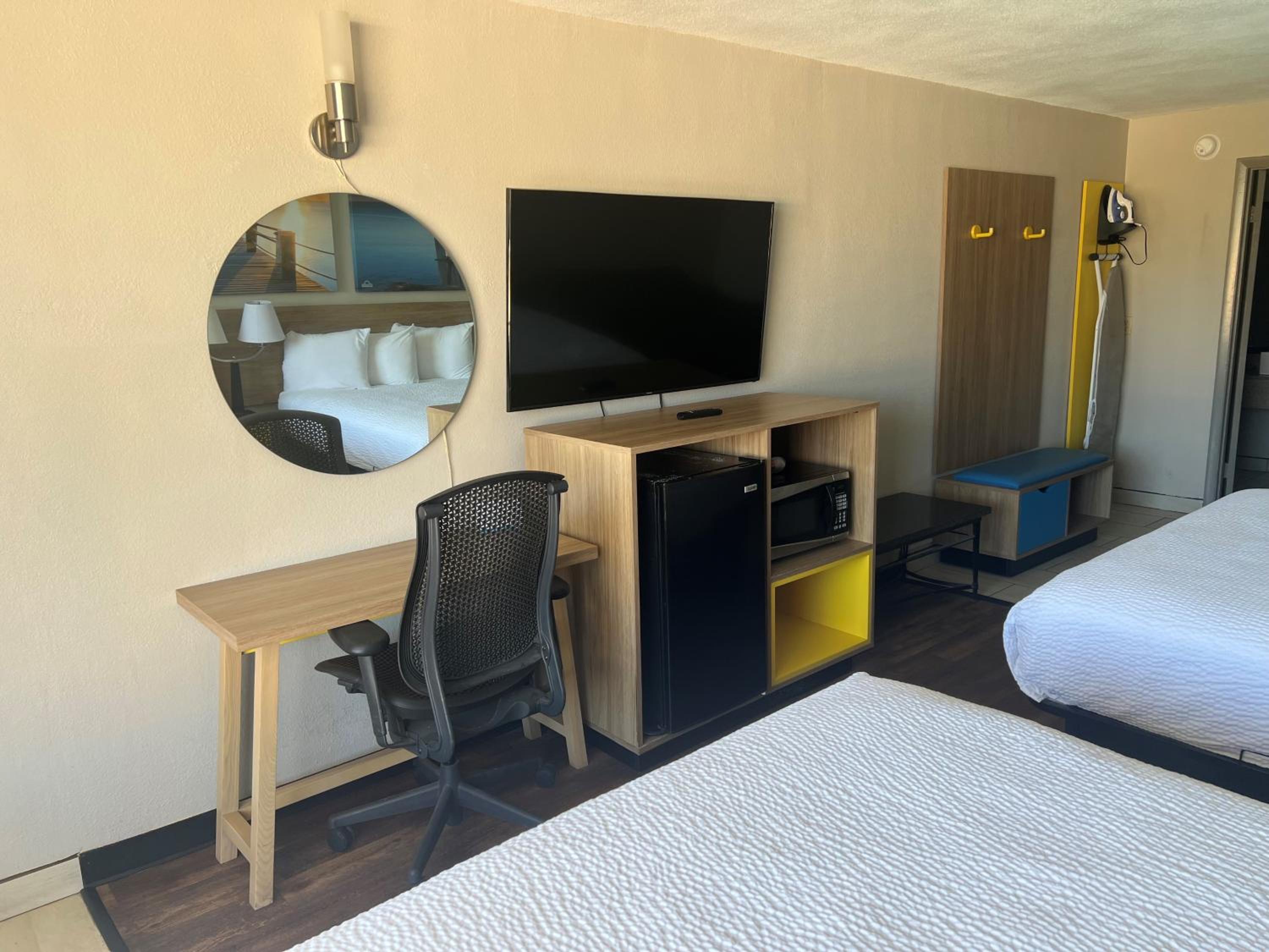 Deluxe Queen Room with Two Queen Beds - Non-Smoking - Photo 2