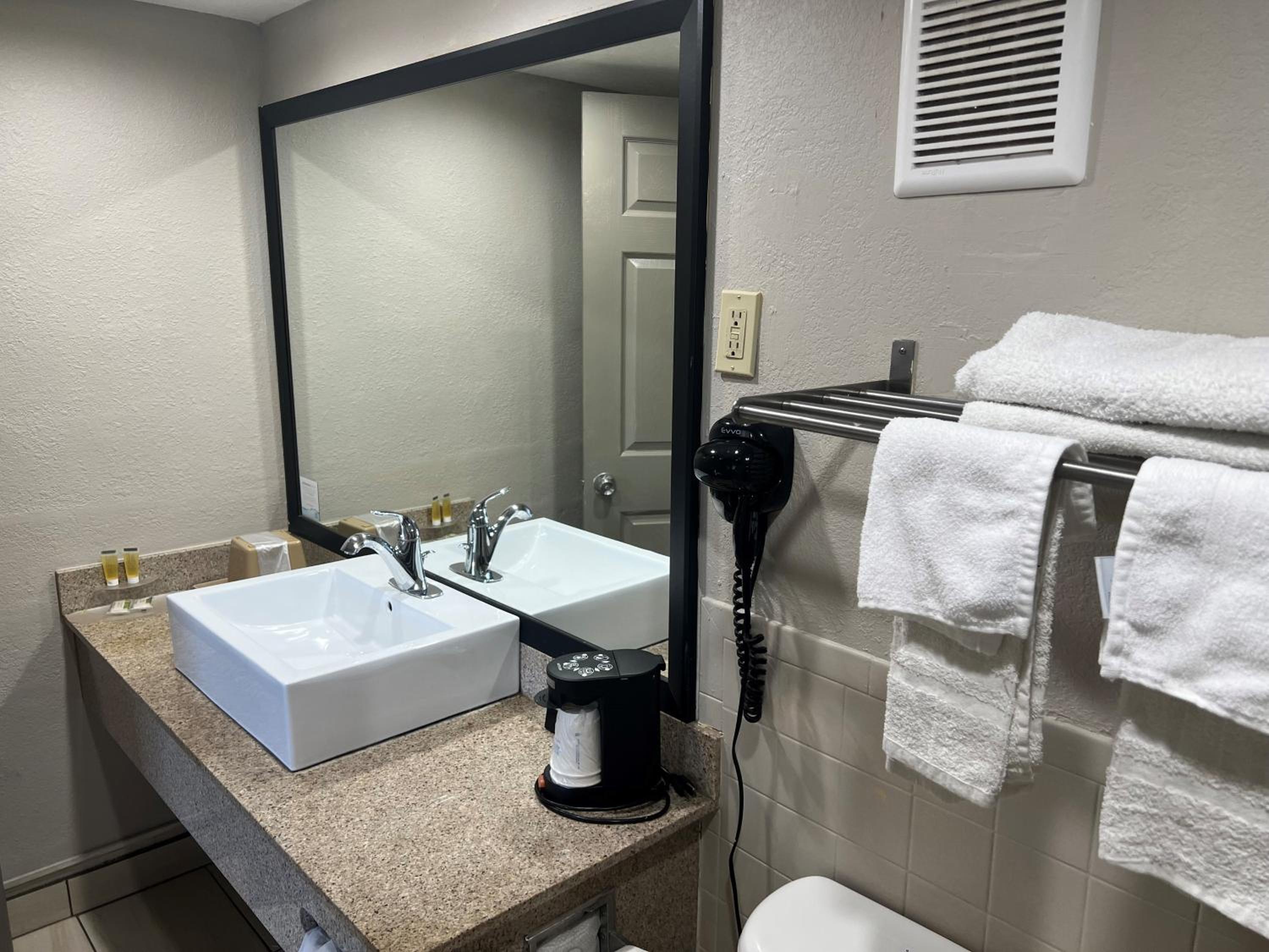 King Room - Non-Smoking - Photo 4