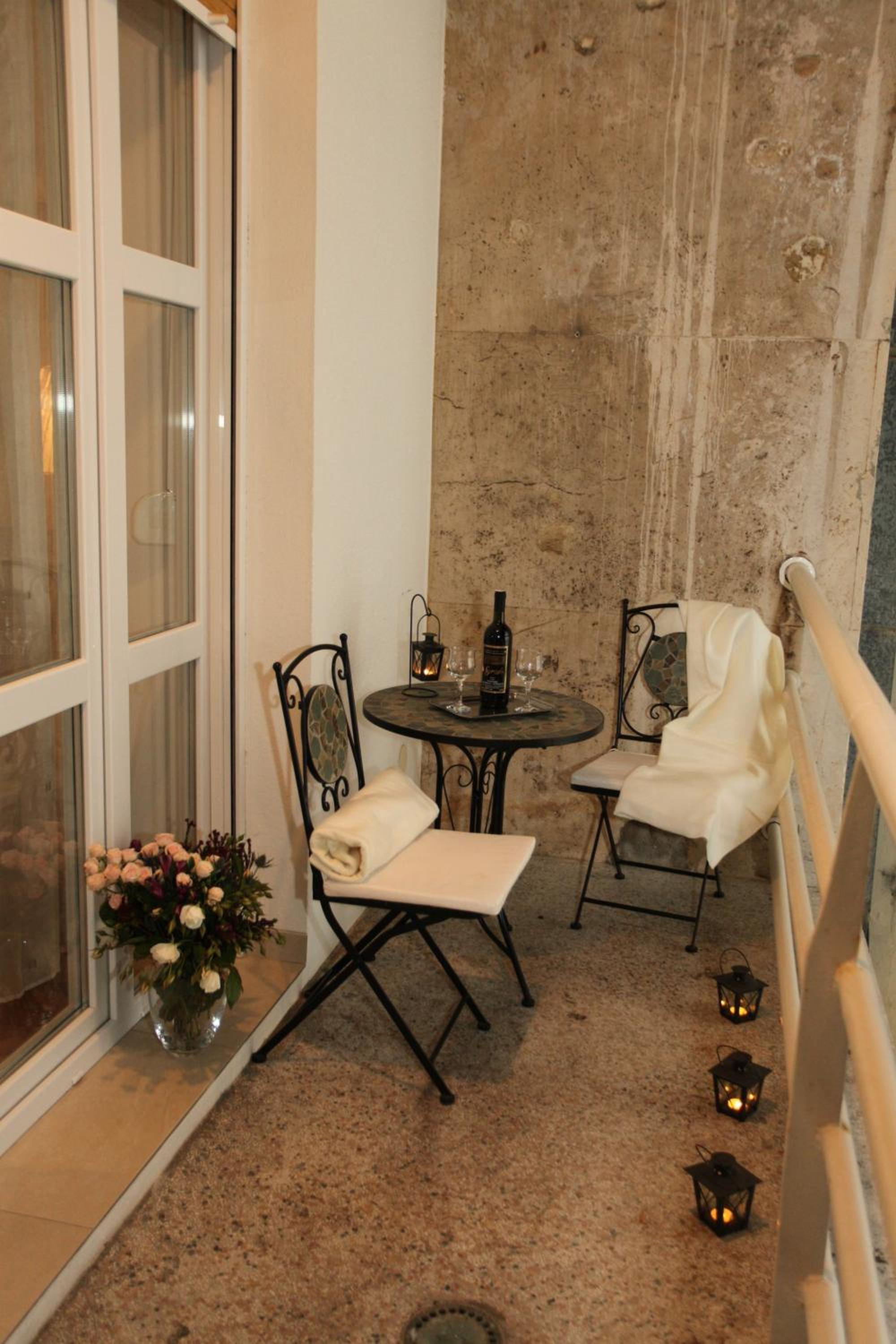 One-Bedroom Apartment with Balcony - Photo 6