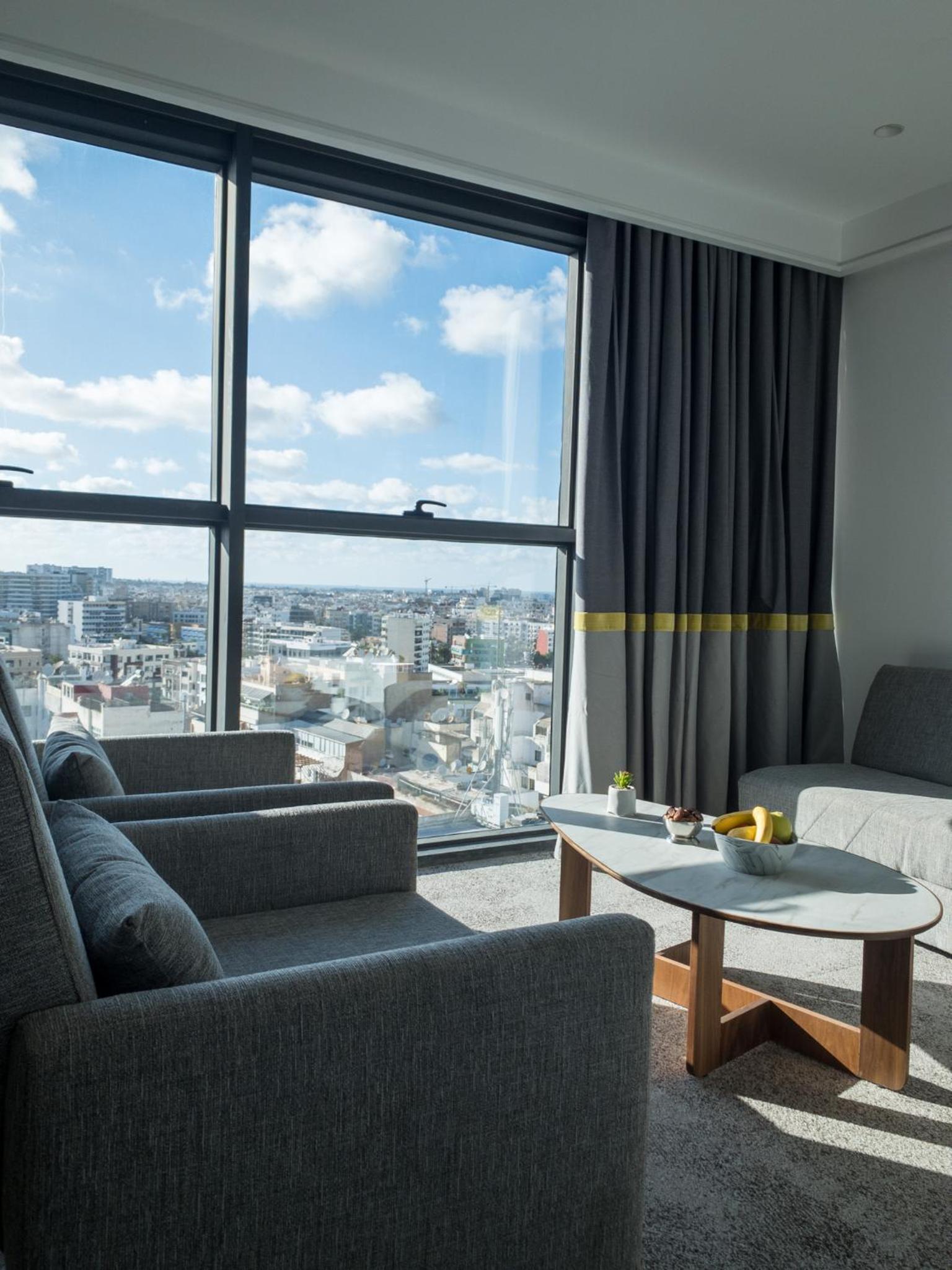 Executive Suite - Photo 6