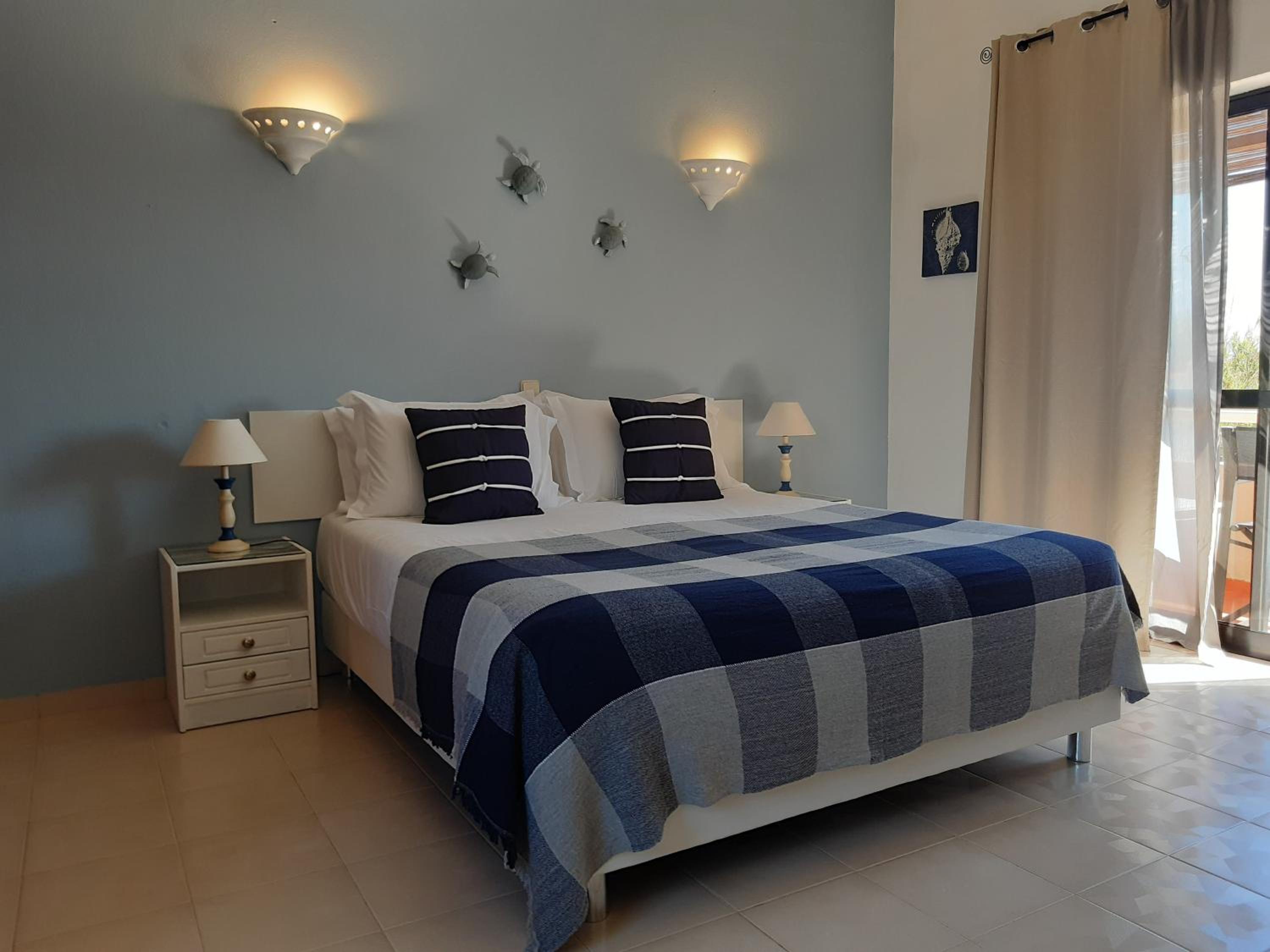 Double Room with Pool View - Photo 9