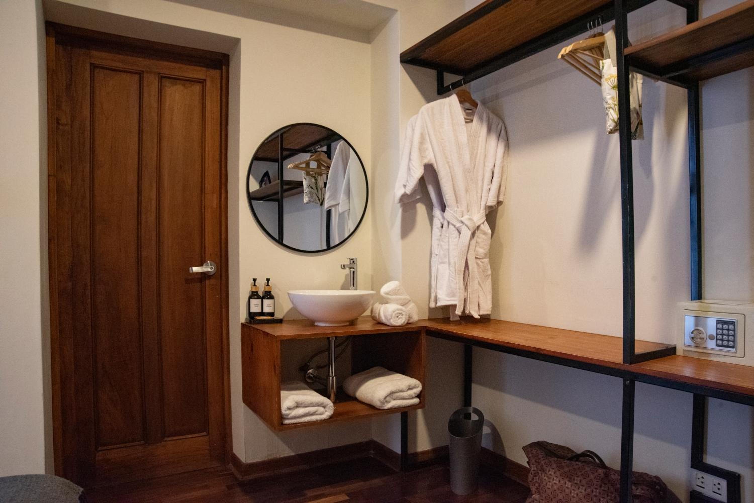 Queen Room - Photo 8