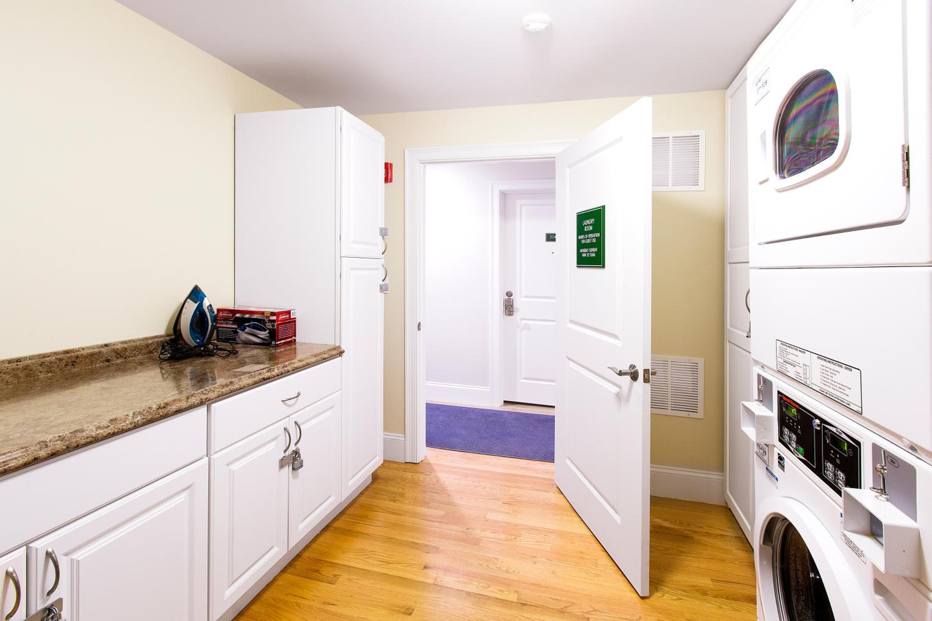 Standard Queen Room - Photo 7