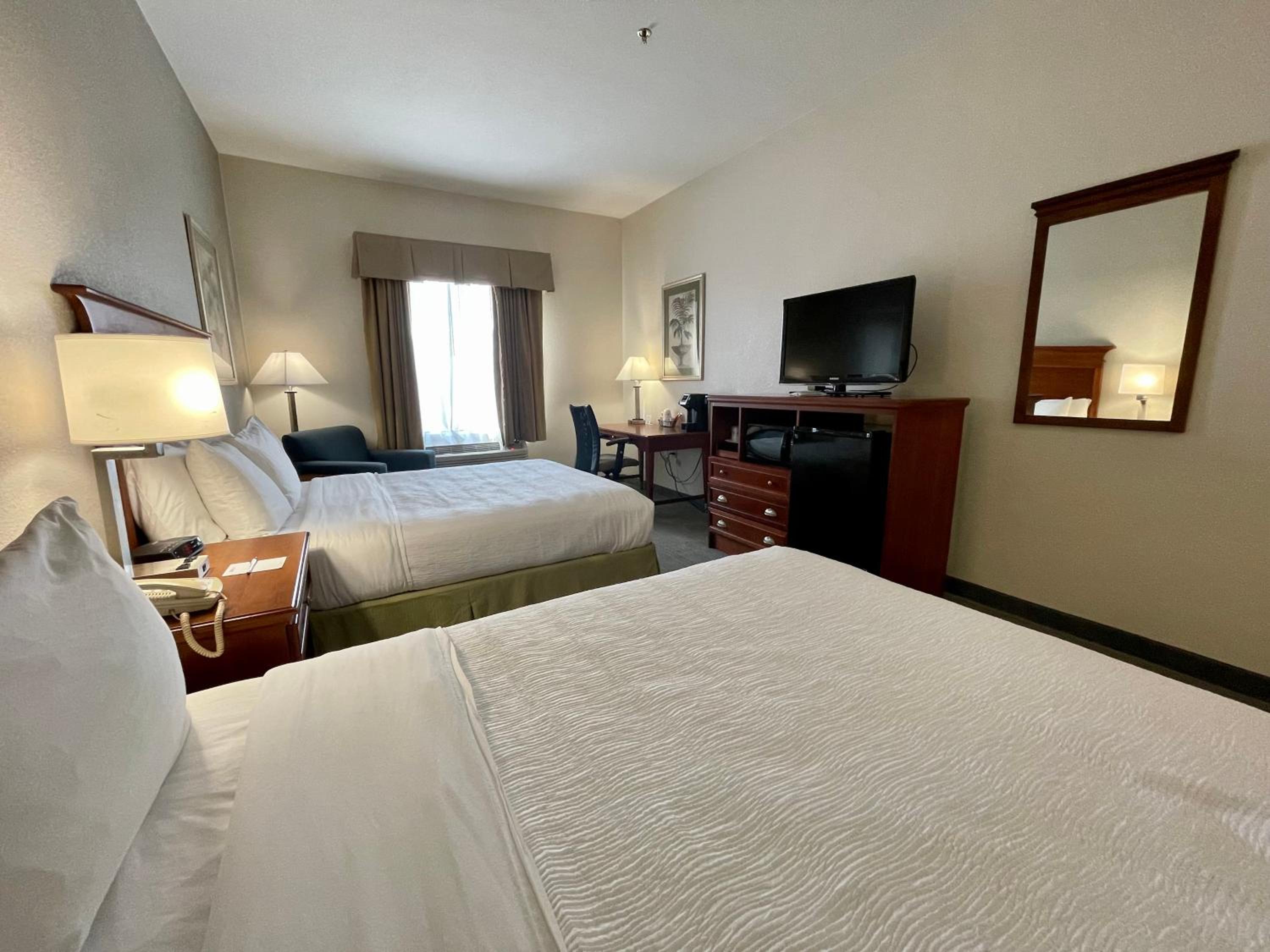 Queen Room with Two Queen Beds - Non-Smoking photo 3