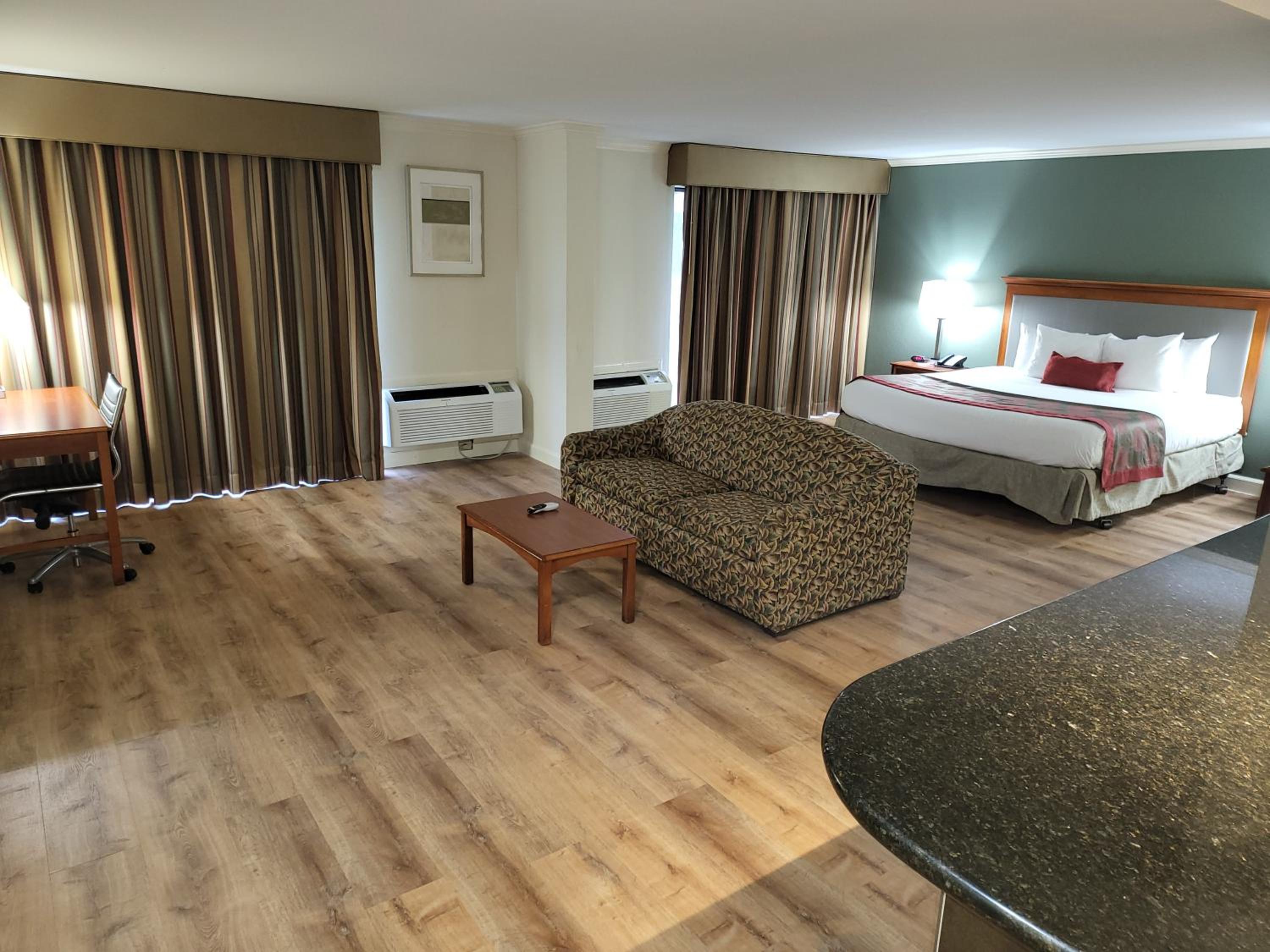 King Suite with Sofa Bed - Non-Smoking - Photo 3