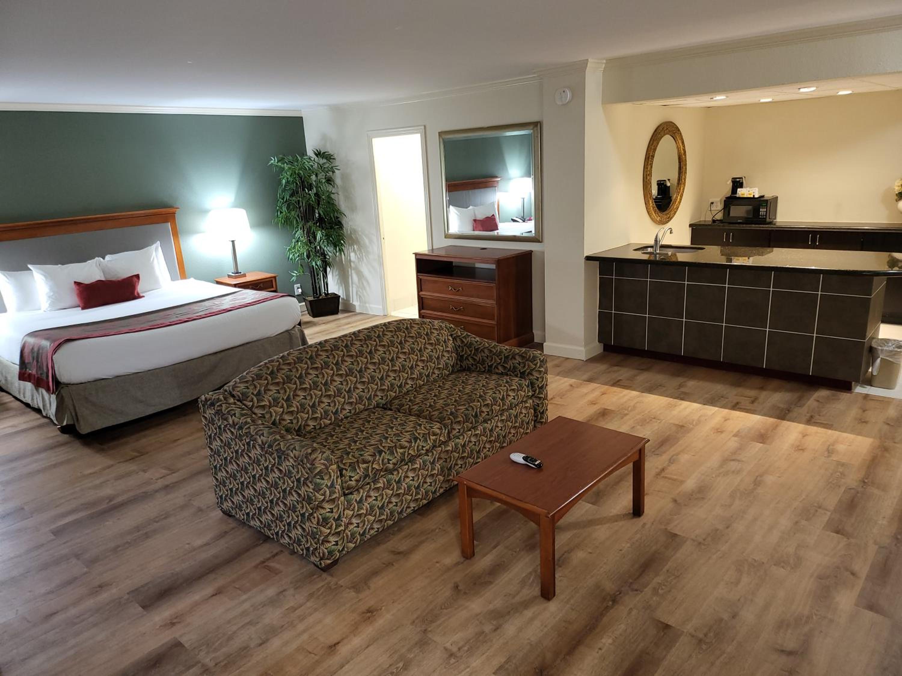 King Suite with Sofa Bed - Non-Smoking - Photo 1