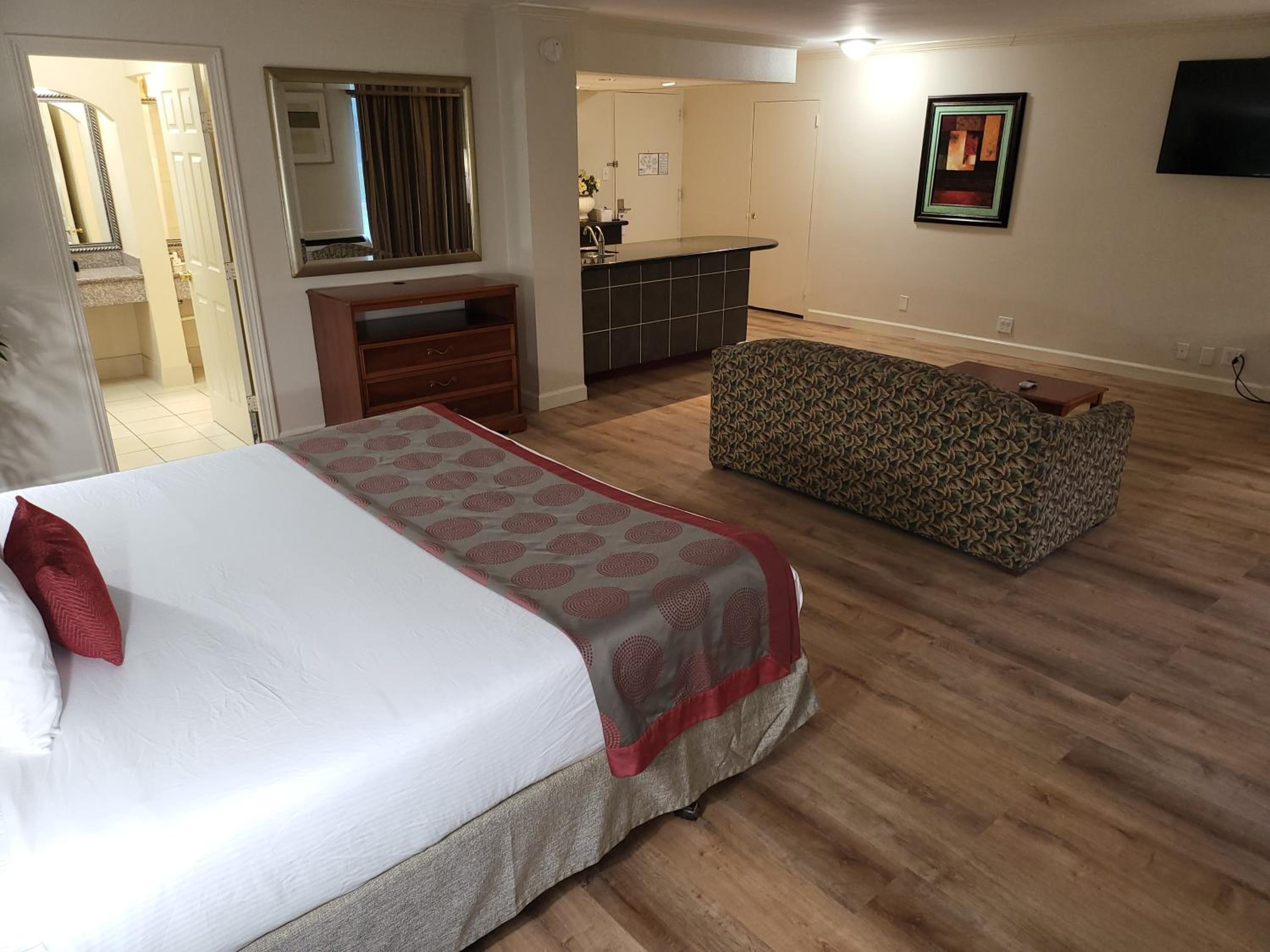 King Suite with Sofa Bed - Non-Smoking - Photo 4