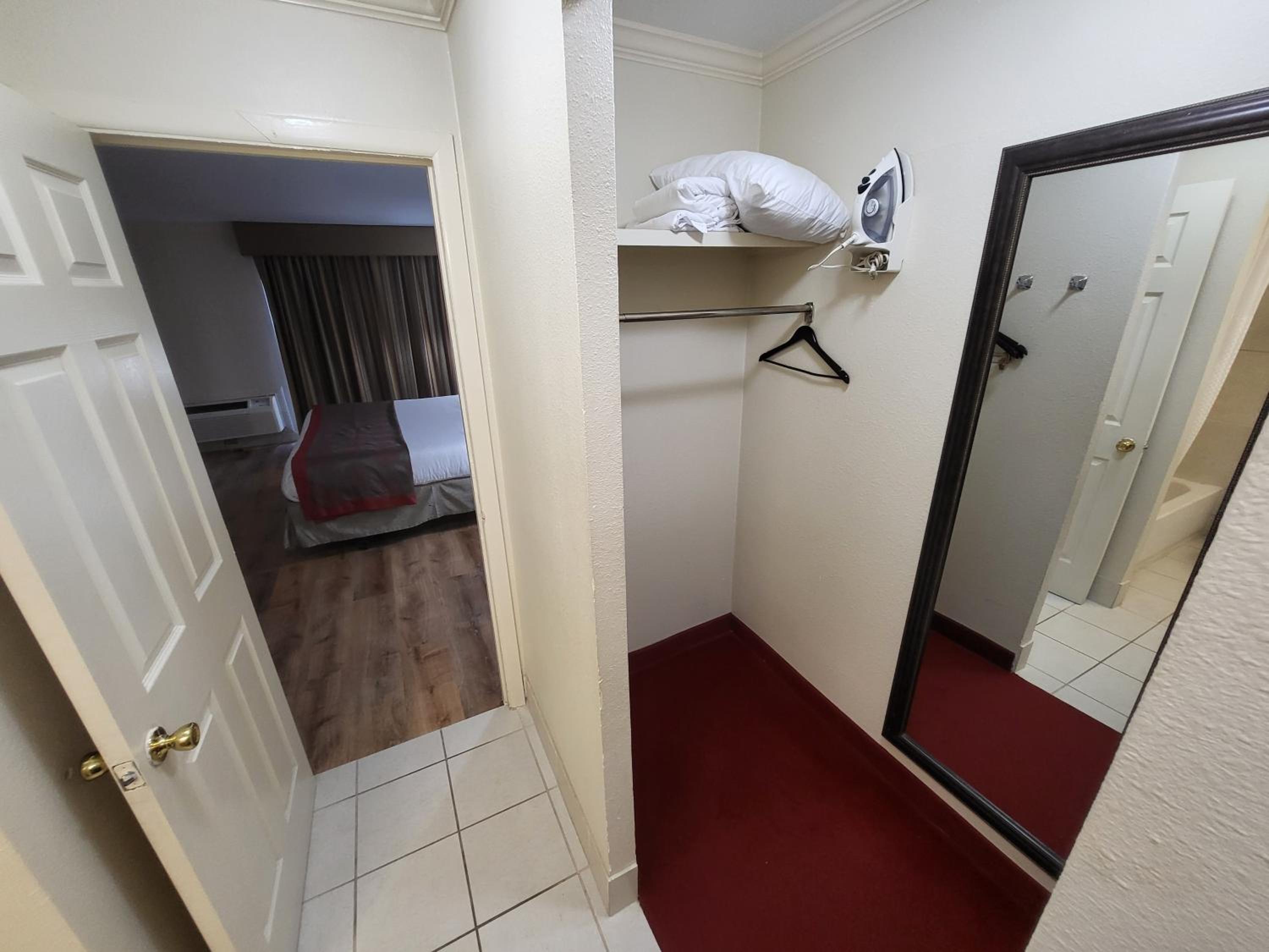 King Suite with Sofa Bed - Non-Smoking - Photo 6
